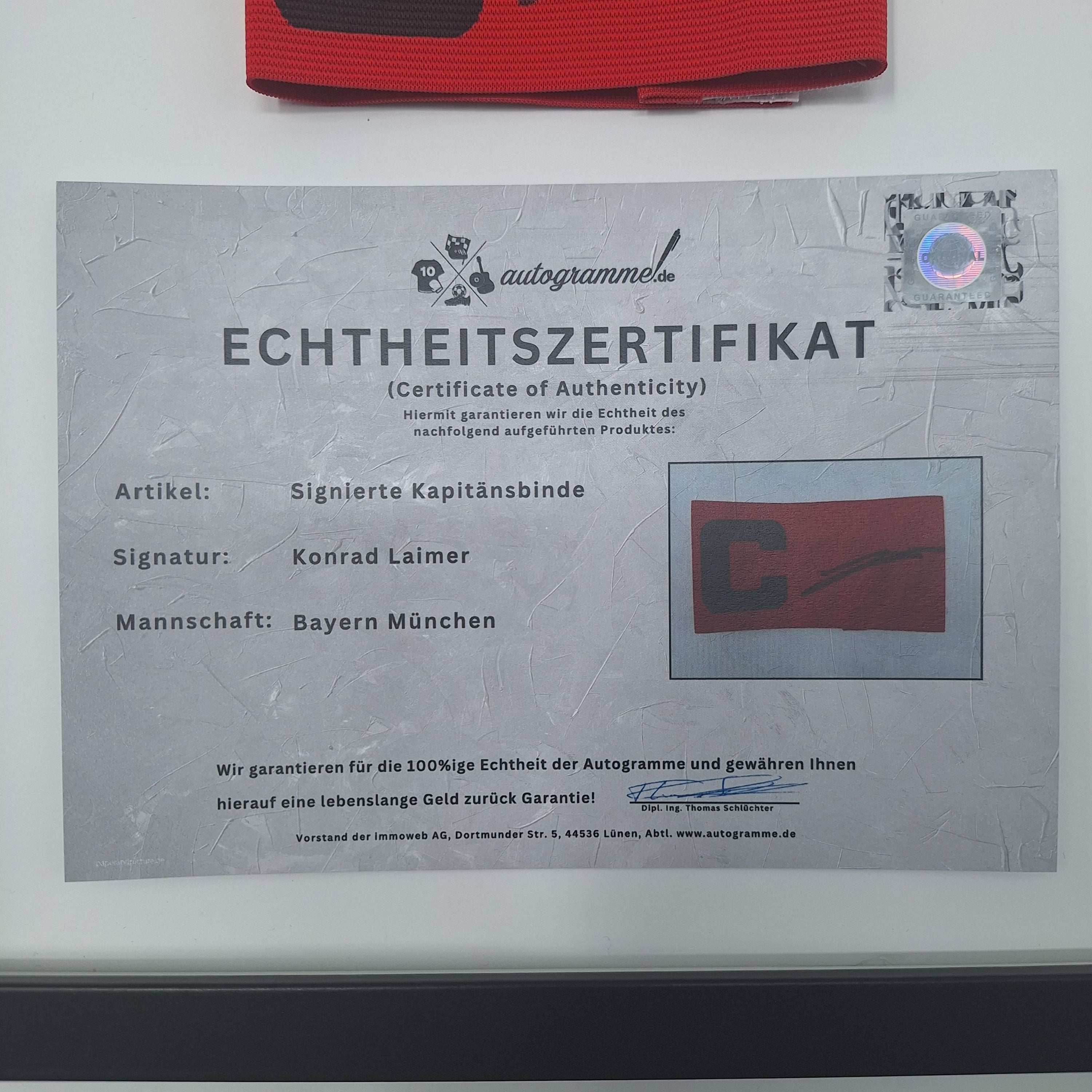 Kapitänsbinde Konrad Laimer signiert im Rahmen Bayern München