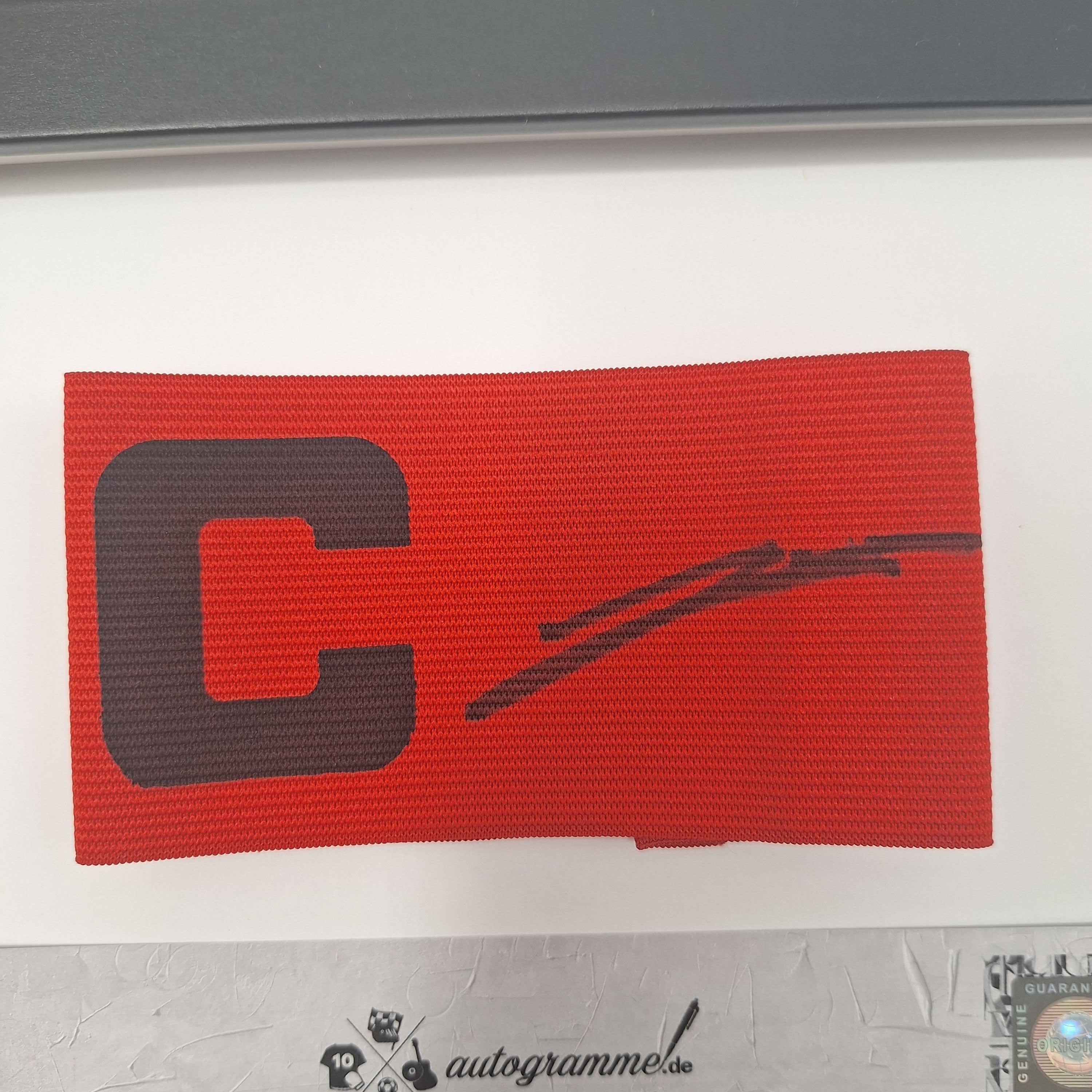 Kapitänsbinde Konrad Laimer signiert im Rahmen Bayern München
