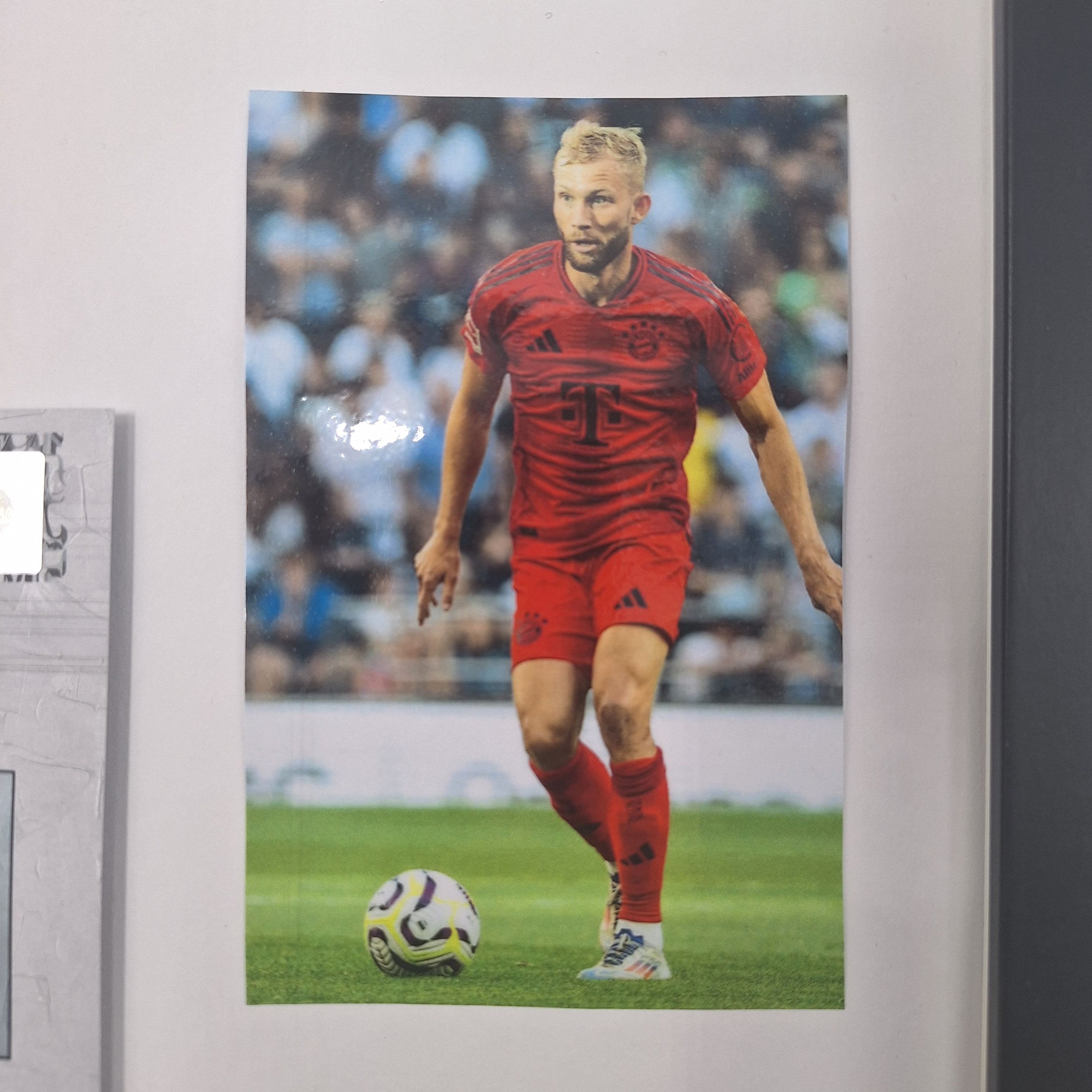 Kapitänsbinde Konrad Laimer signiert im Rahmen Bayern München