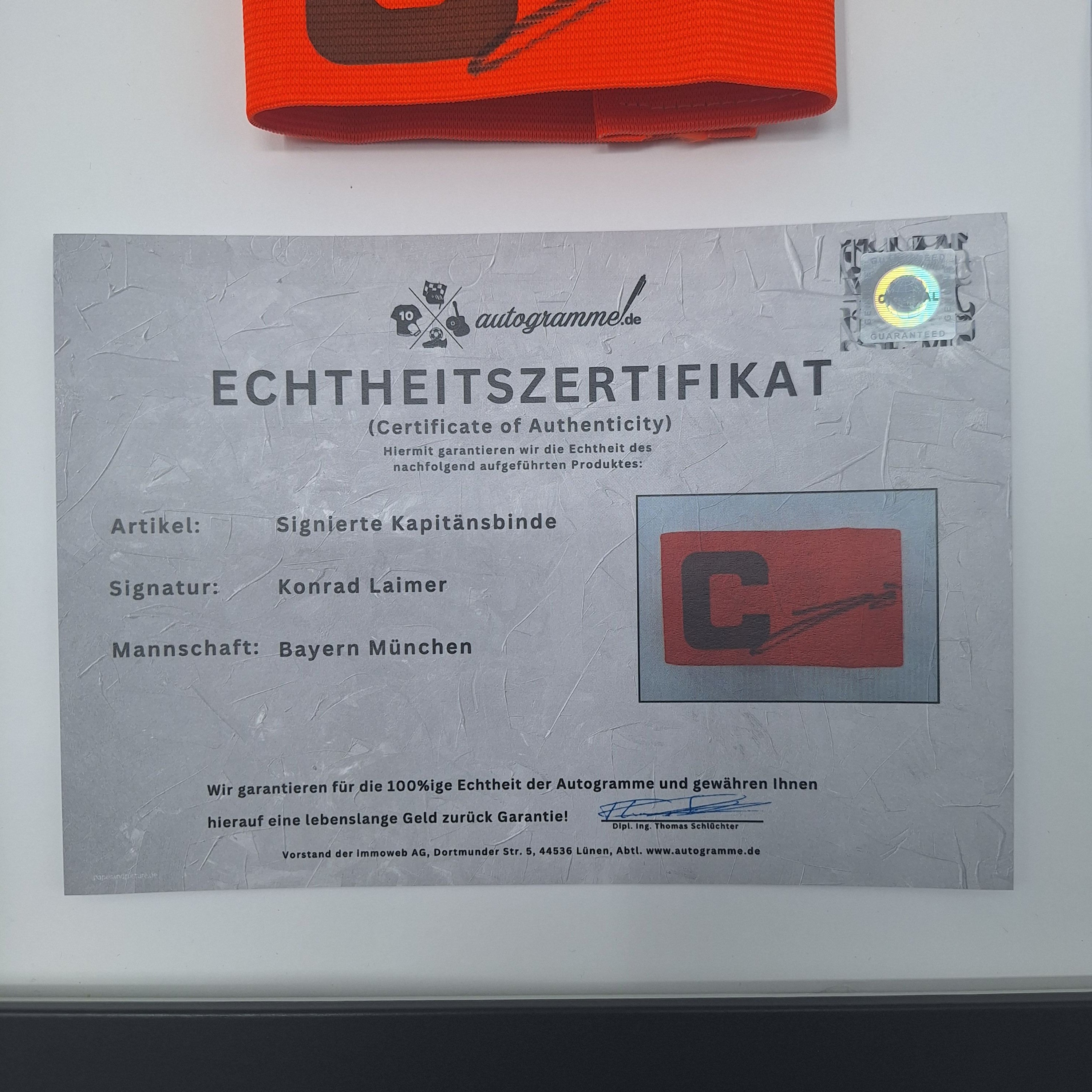 Kapitänsbinde Konrad Laimer signiert im Rahmen Bayern München