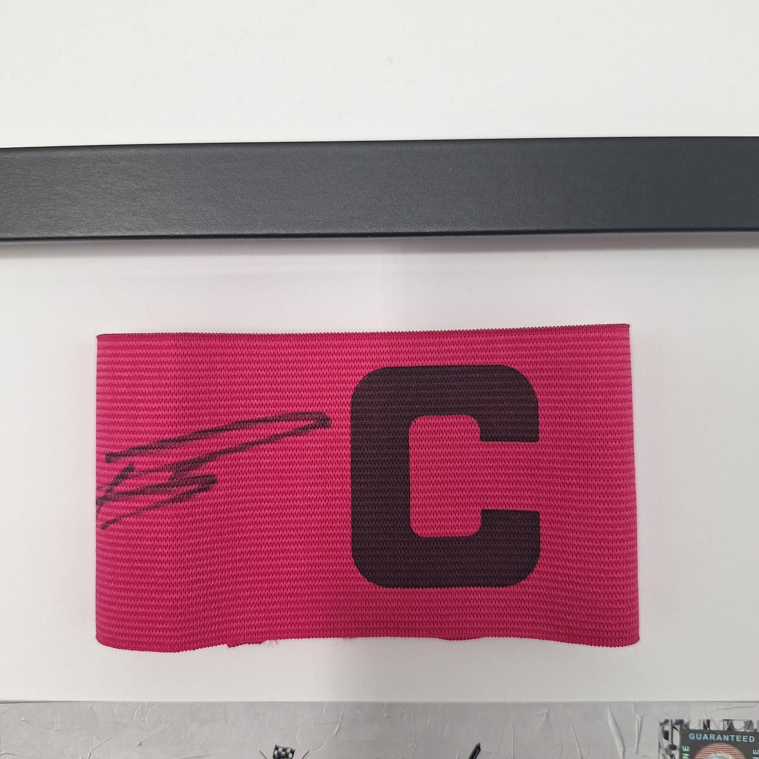 Kapitänsbinde Aleksandar Pavlović signiert im Rahmen Bayern München Autogramm COA