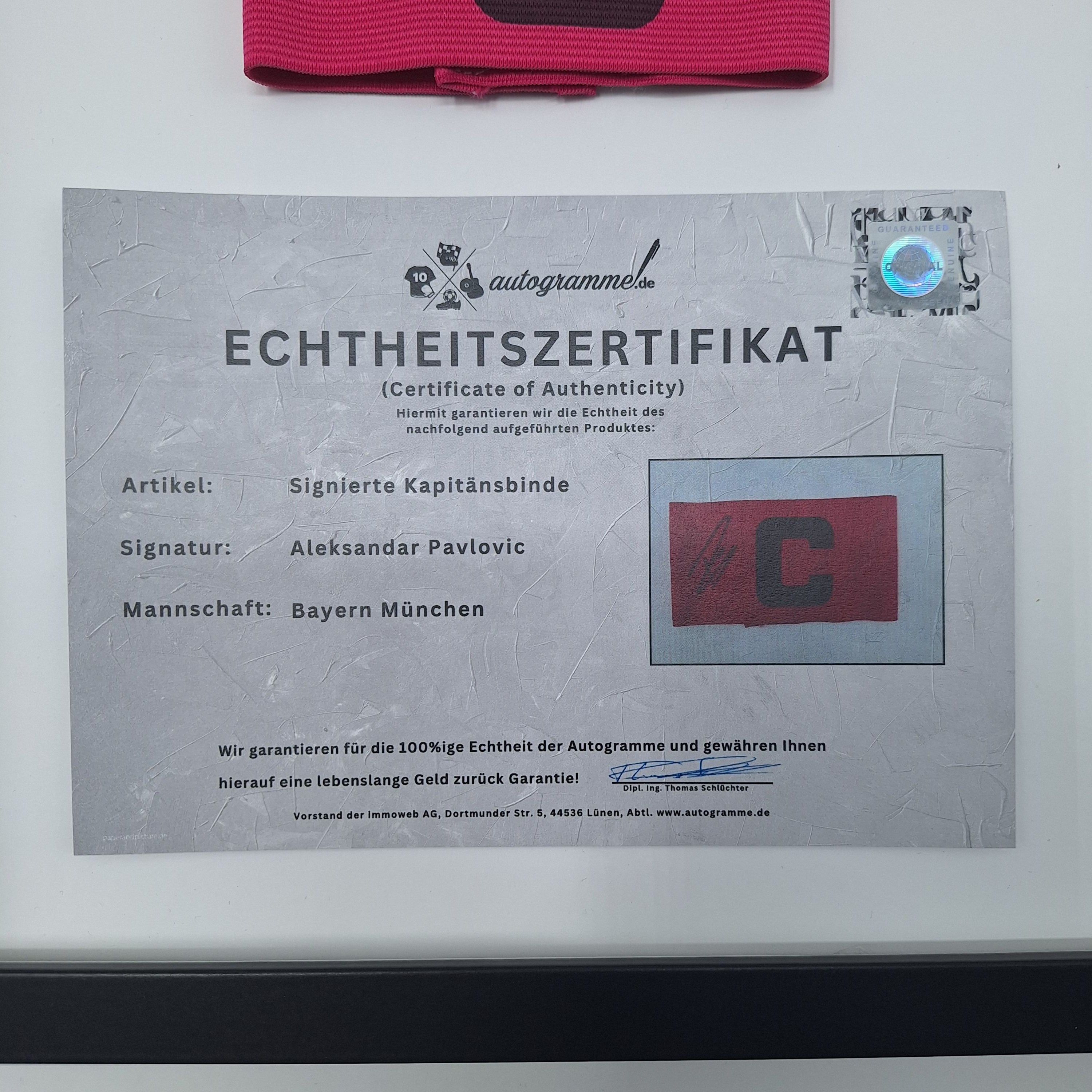 Kapitänsbinde Aleksandar Pavlović signiert im Rahmen Bayern München Autogramm COA