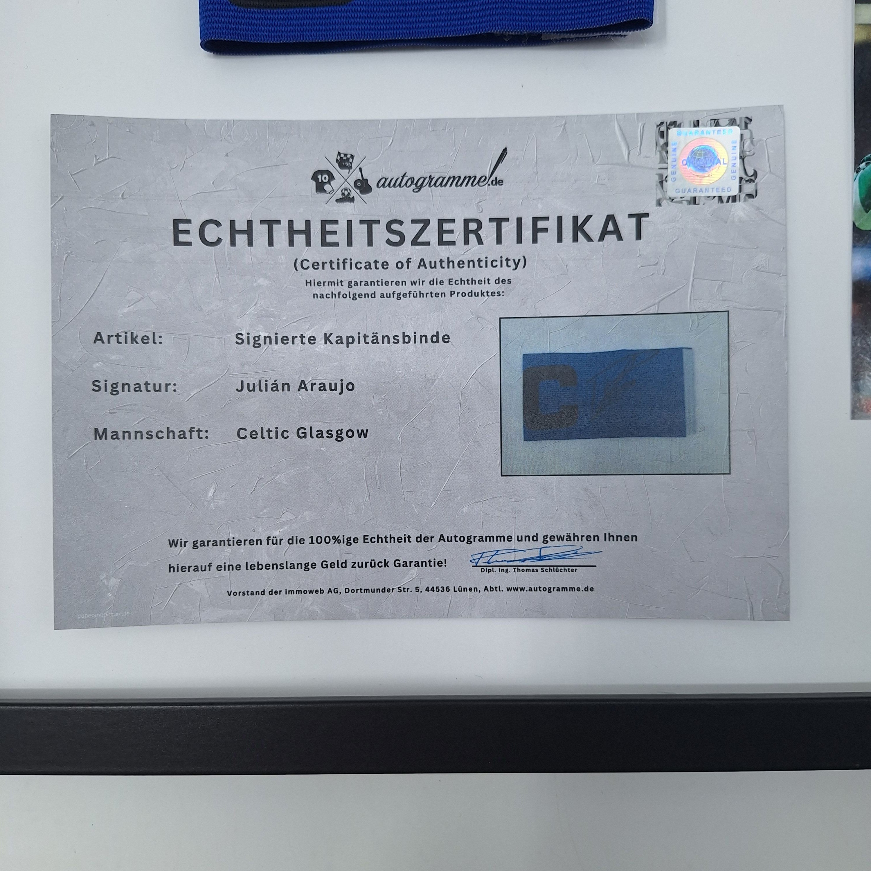 Kapitänsbinde Julian Araujo signiert im Rahmen Celtic Glasgow Fußball Autogramm
