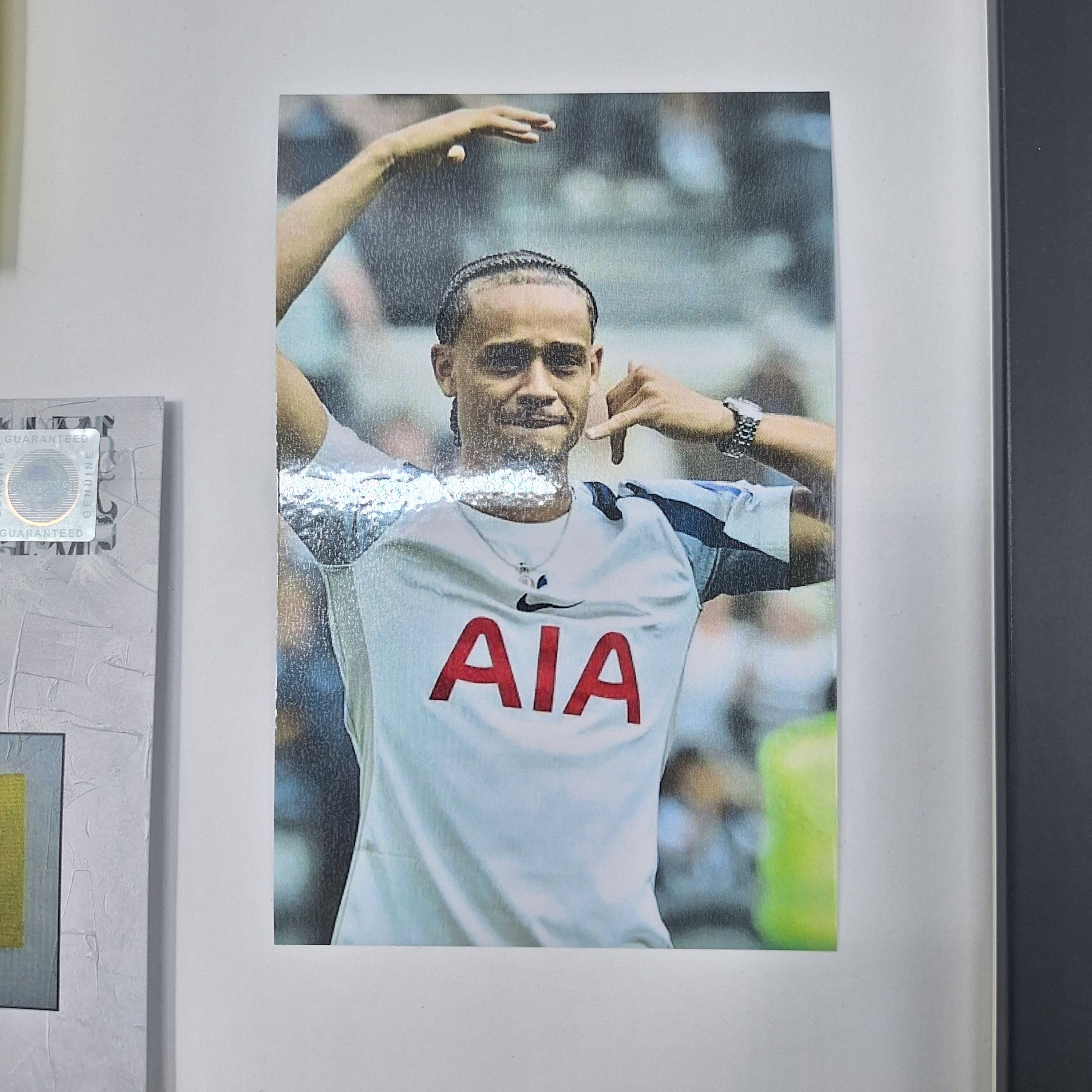 Kapitänsbinde Xavi Simons signiert im Rahmen Tottenham Hotspur