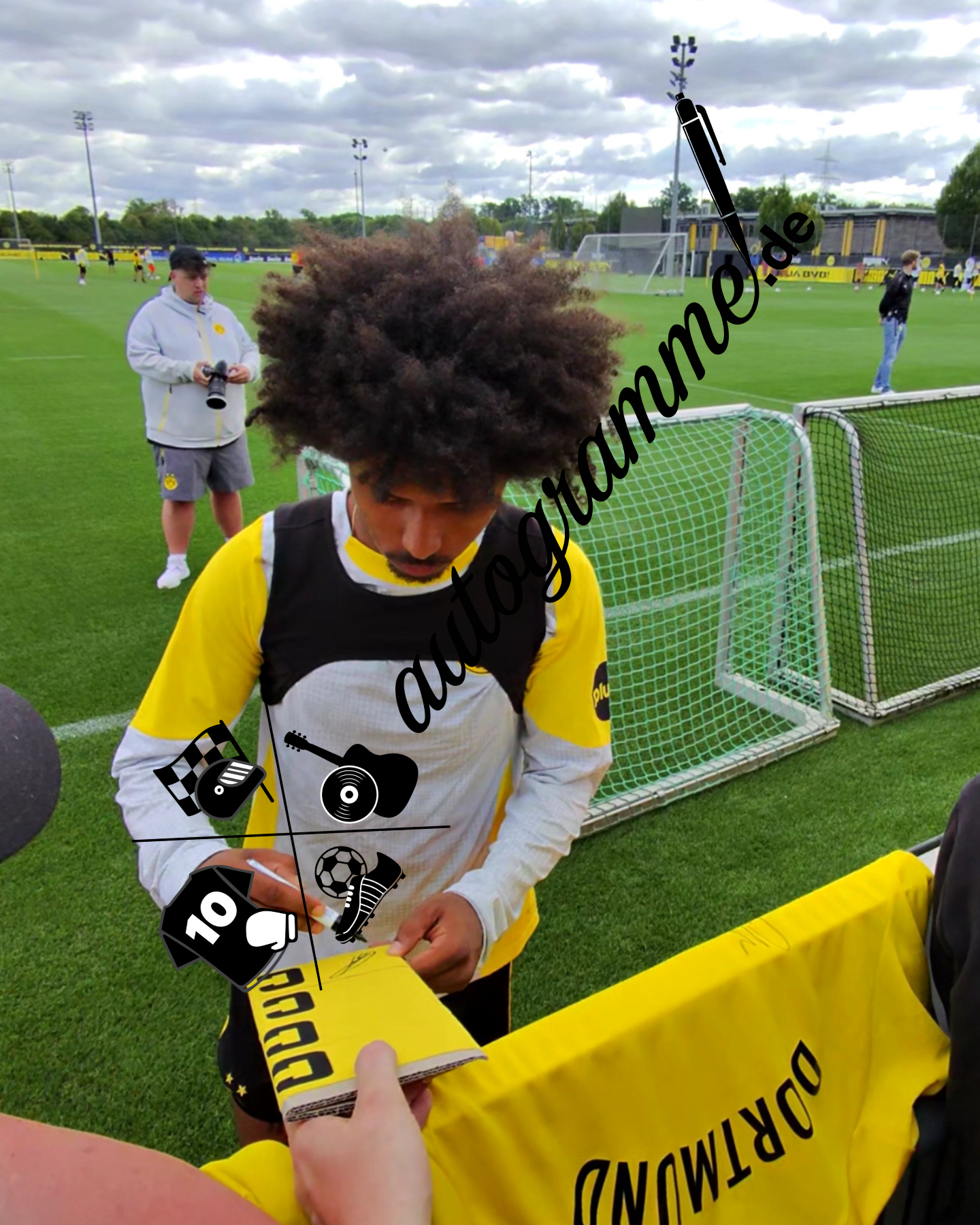 Kapitänsbinde Karim Adeyemi signiert im Rahmen Borussia Dortmund Autogramm COA