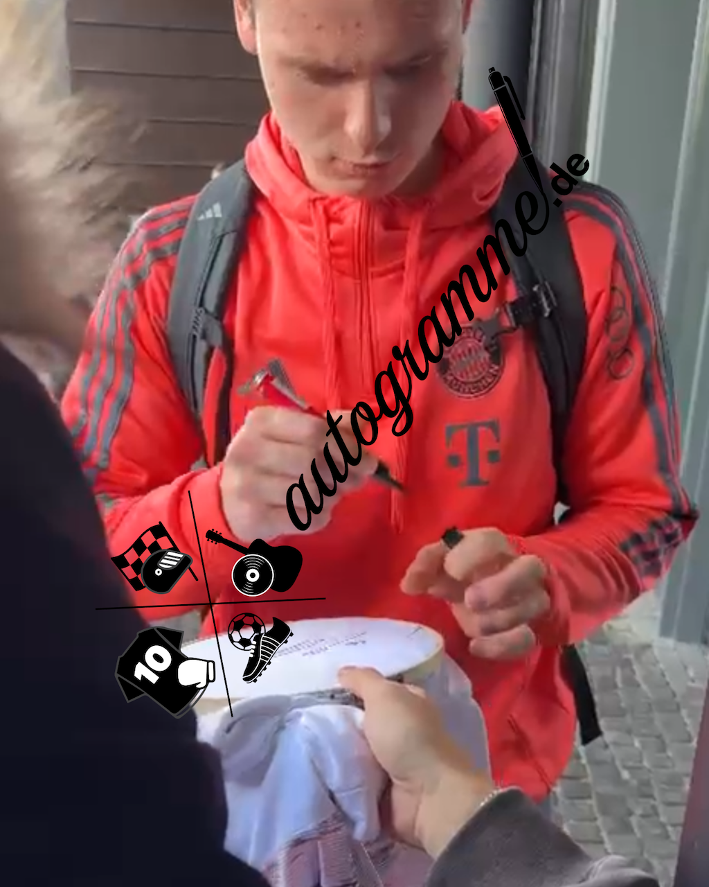 Bayern München Trikot Jonas Urbig signiert Autogramm Adidas COA M