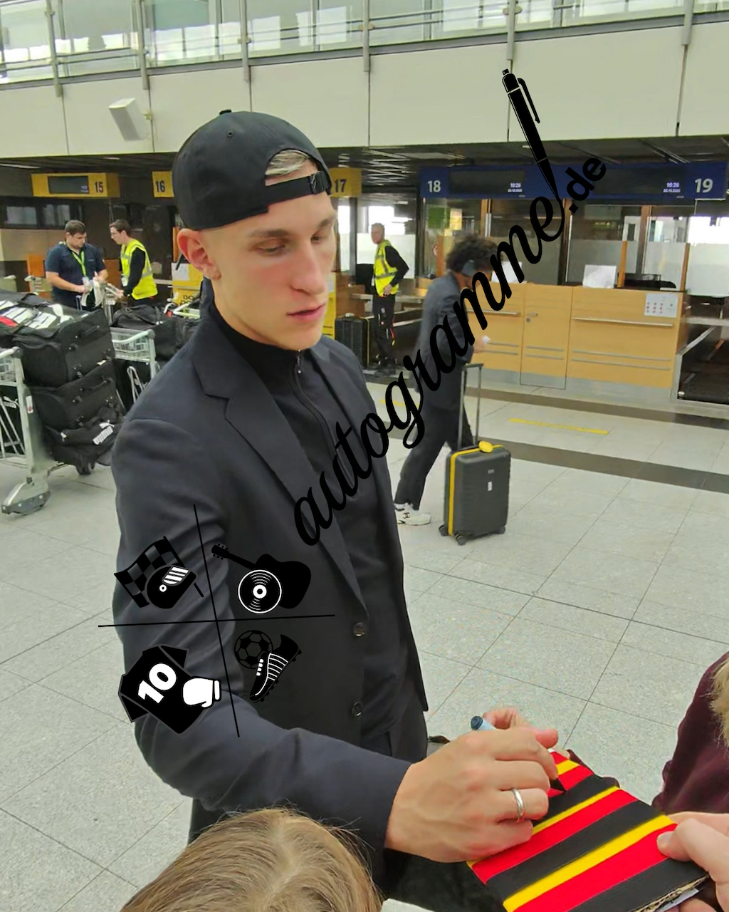 Kapitänsbinde Nico Schlotterbeck signiert im Rahmen Deutschland COA