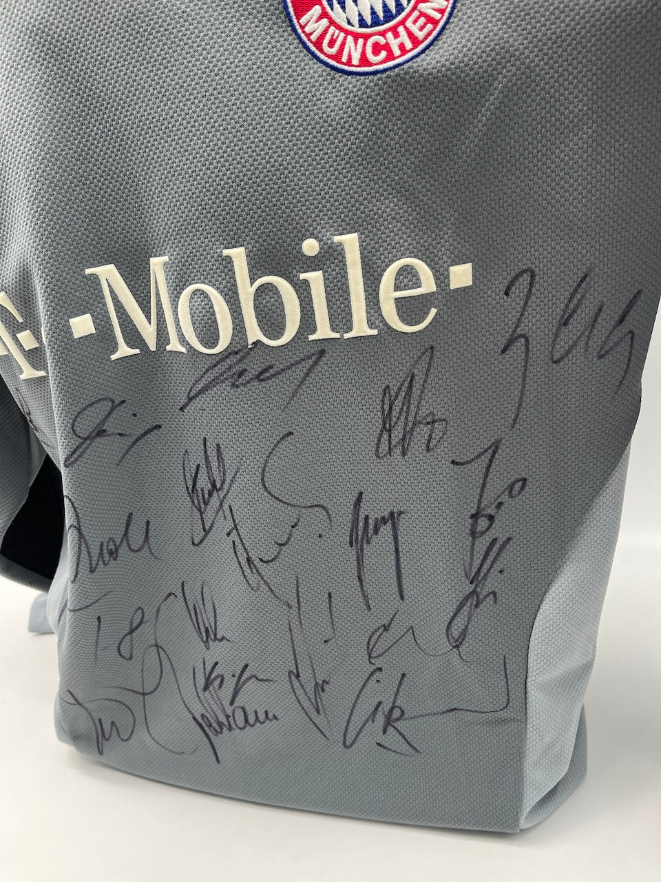 Bayern Munich jersey 2001/2002, team signed, autographed, Adidas size S