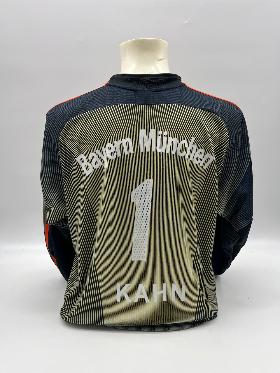Bayern Munich jersey 2003/2004, team signed, autographed, Adidas M