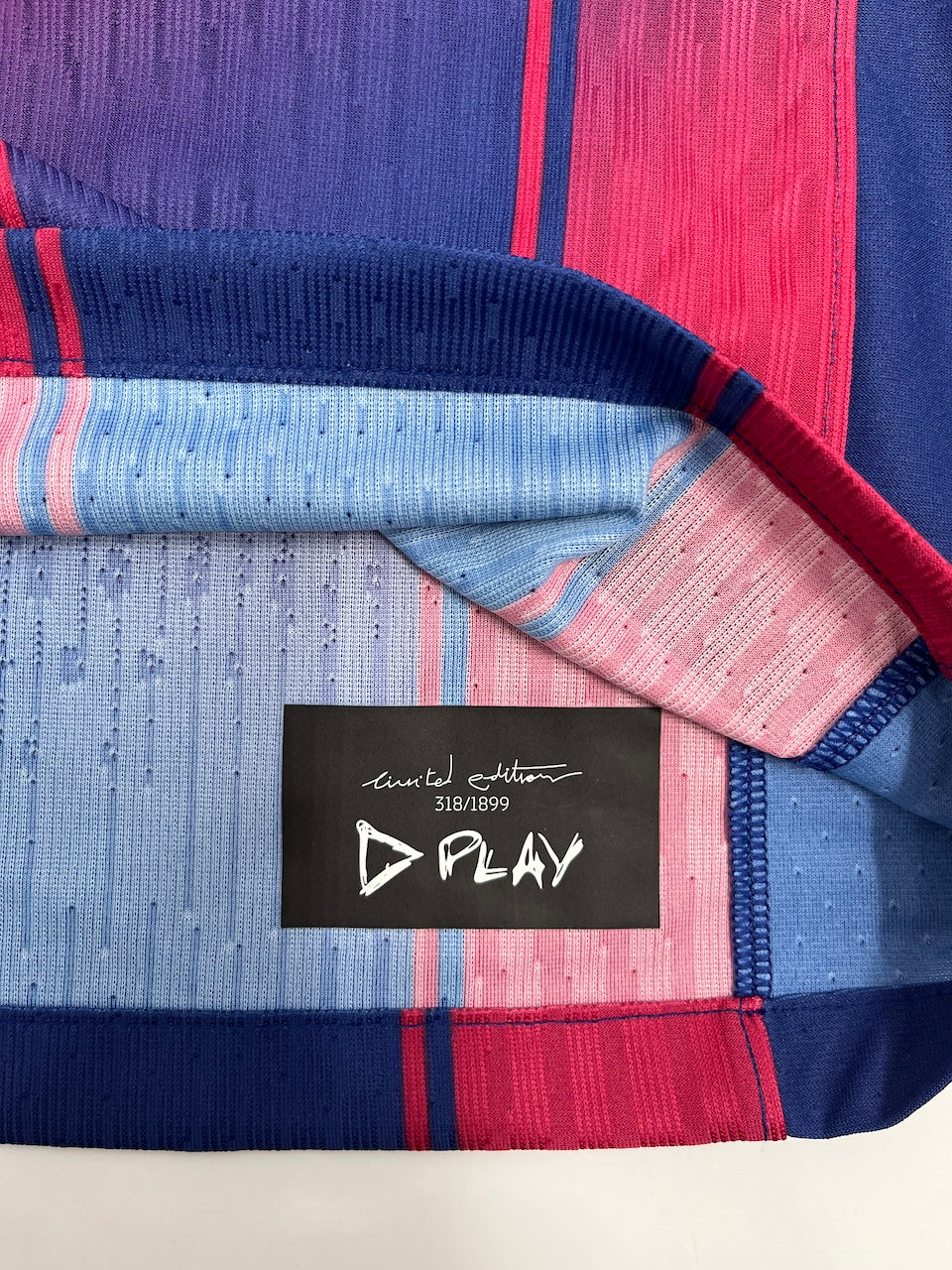 Limitiertes Barcelona x Play Trikot Ed Sheeran S 318/1899