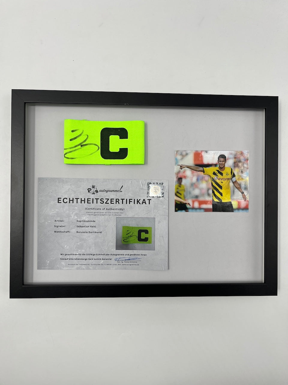 Kapitänsbinde Sebastian Kehl signiert im Rahmen Borussia Dortmund neu