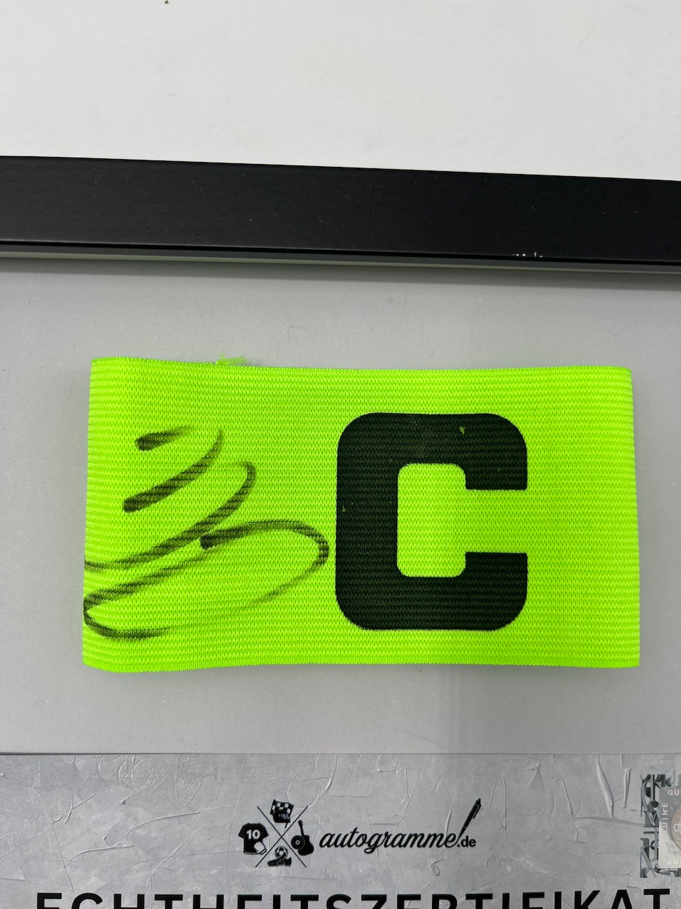 Kapitänsbinde Sebastian Kehl signiert im Rahmen Borussia Dortmund neu