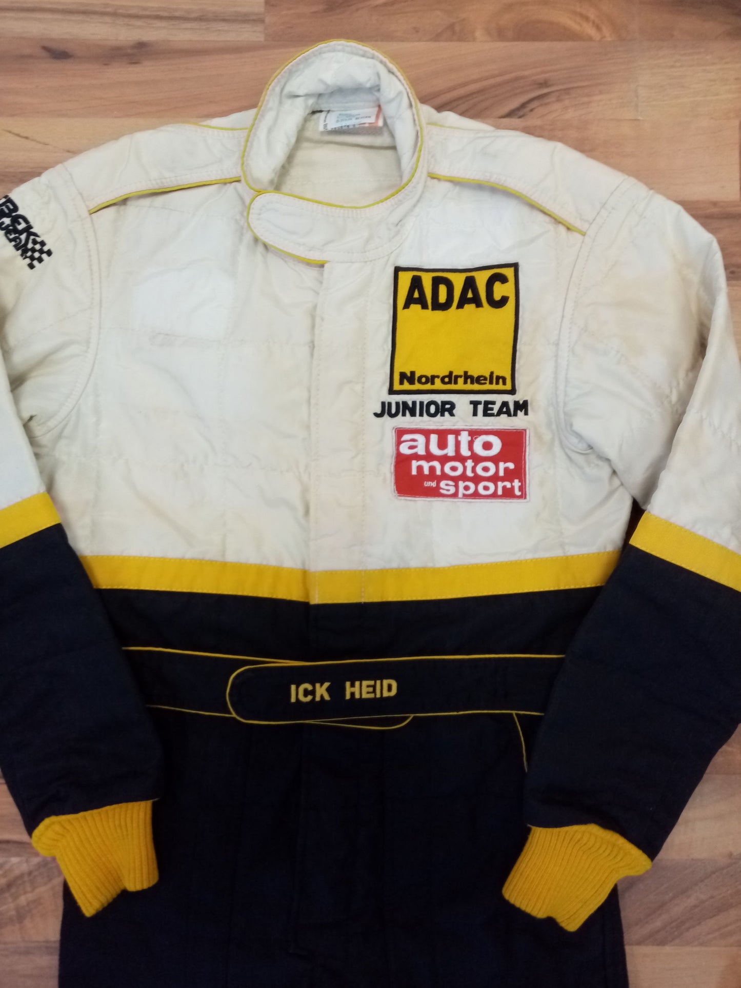 Rennoverall getragen von Nick Heidfeld ADAC Junior Team