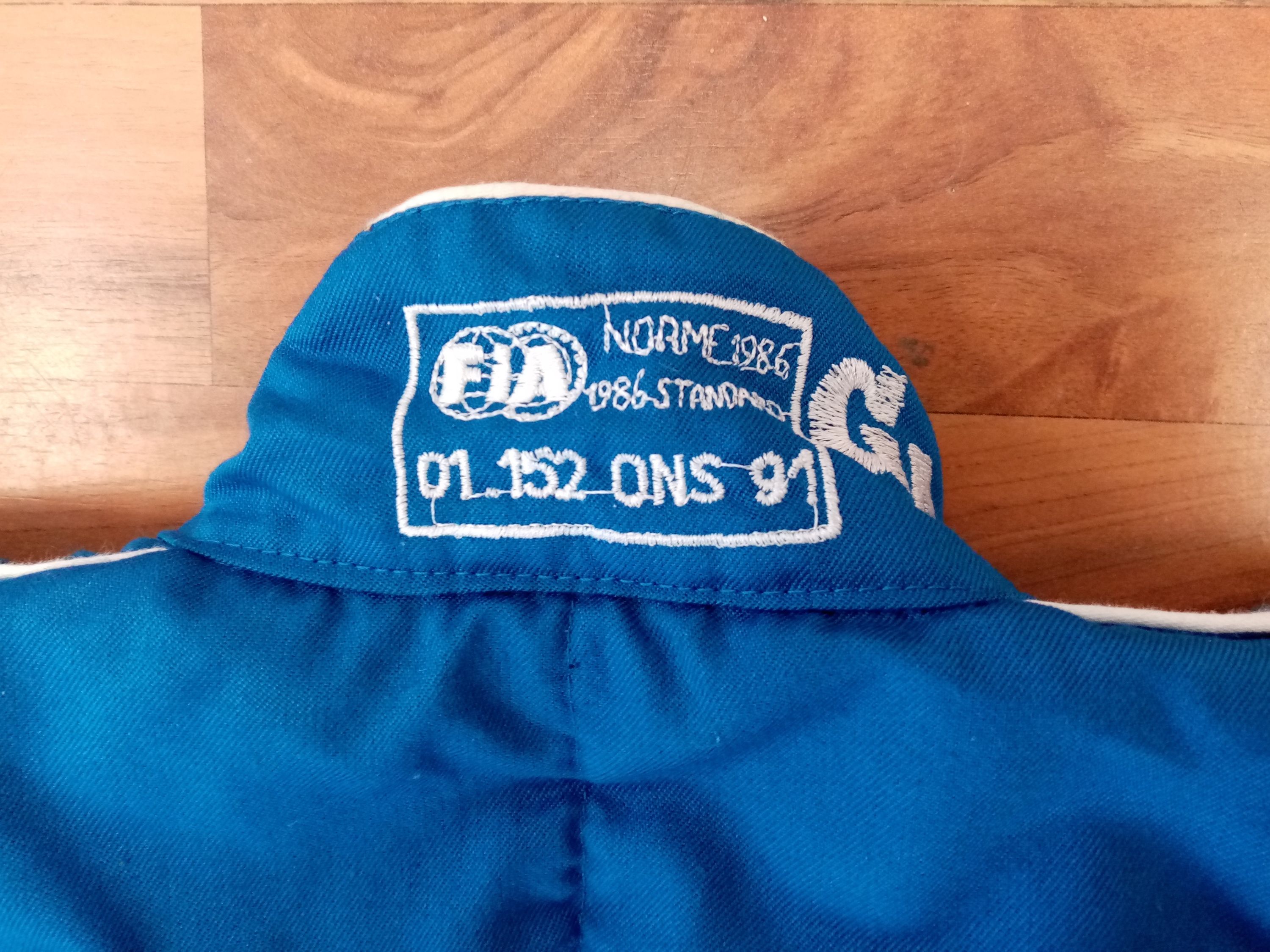 Rennoverall getragen von Sebastian Vettel