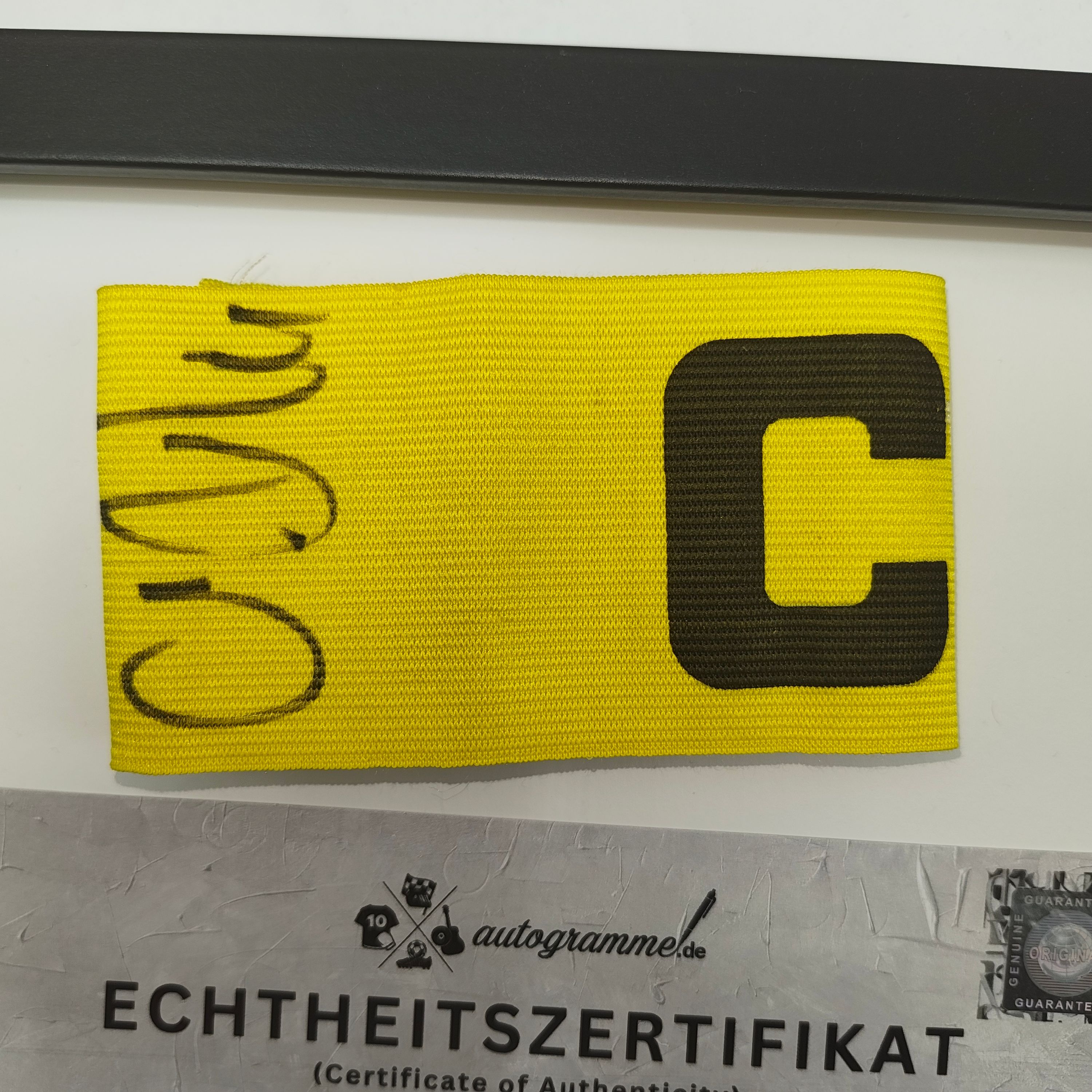 Kapitänsbinde Sebastian Kehl signiert im Rahmen Borussia Dortmund COA