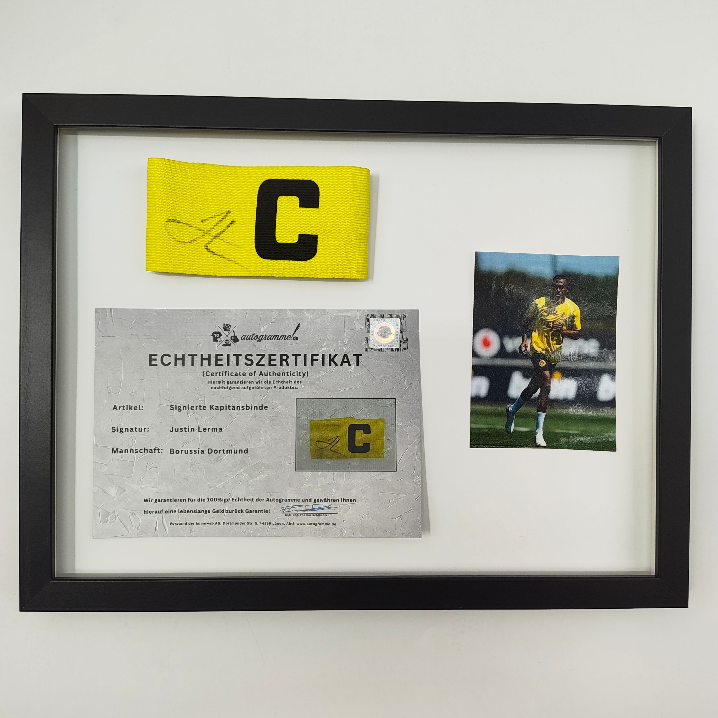 Kapitänsbinde Justin Lerma signiert im Rahmen Borussia Dortmund COA