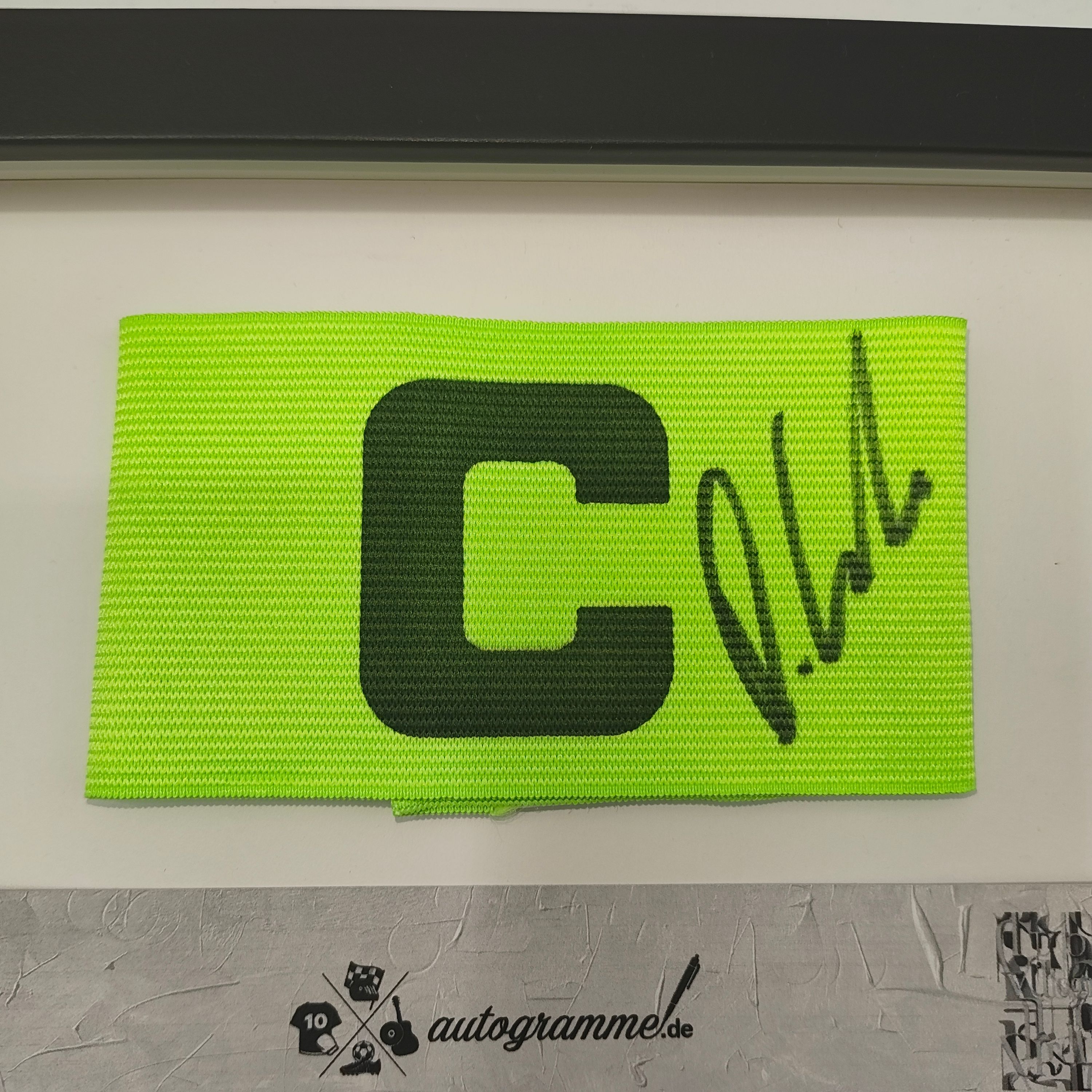 Kapitänsbinde Deniz Undav signiert im Rahmen VFB Stuttgart Fußball Autogramm