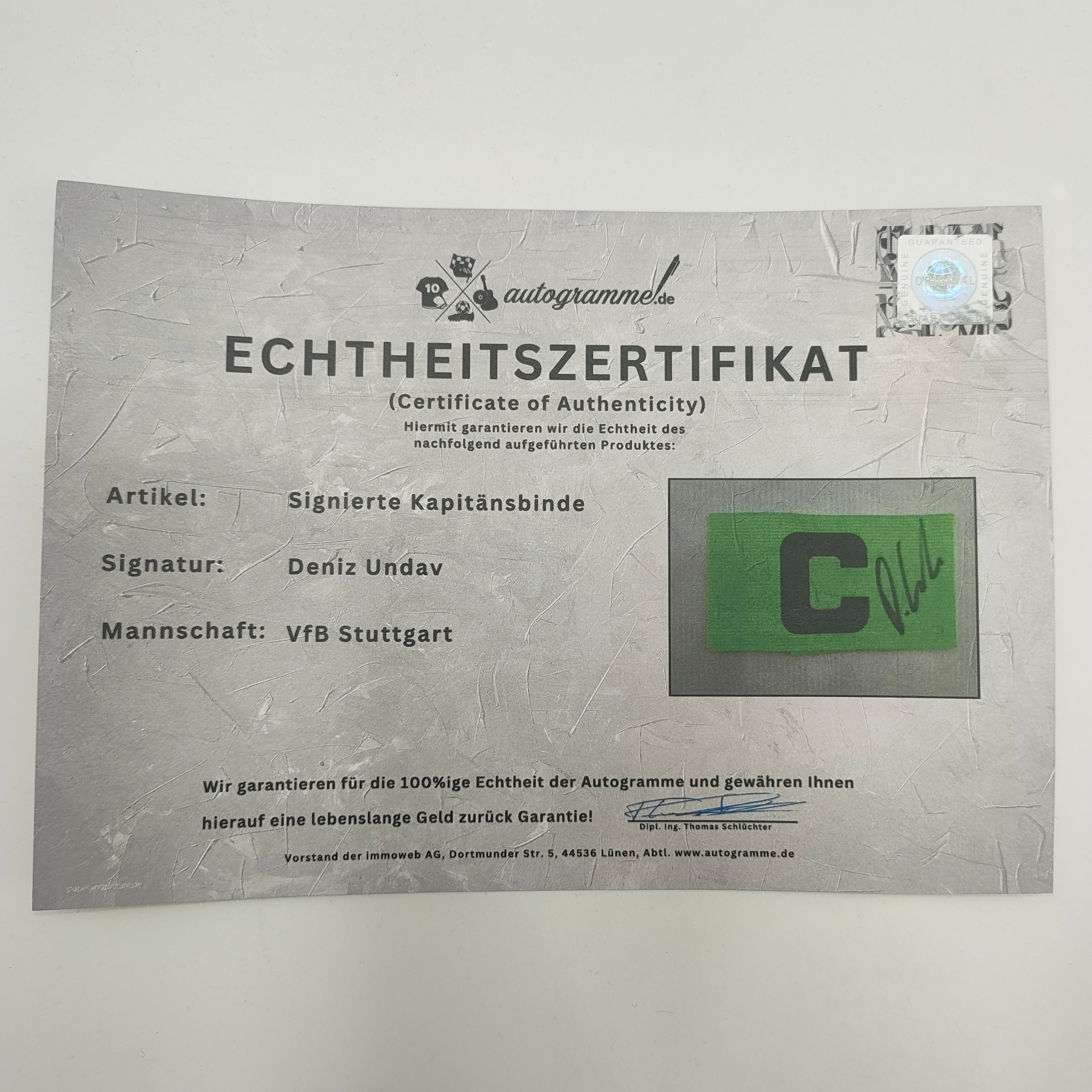 Kapitänsbinde Deniz Undav signiert im Rahmen VFB Stuttgart Fußball Autogramm