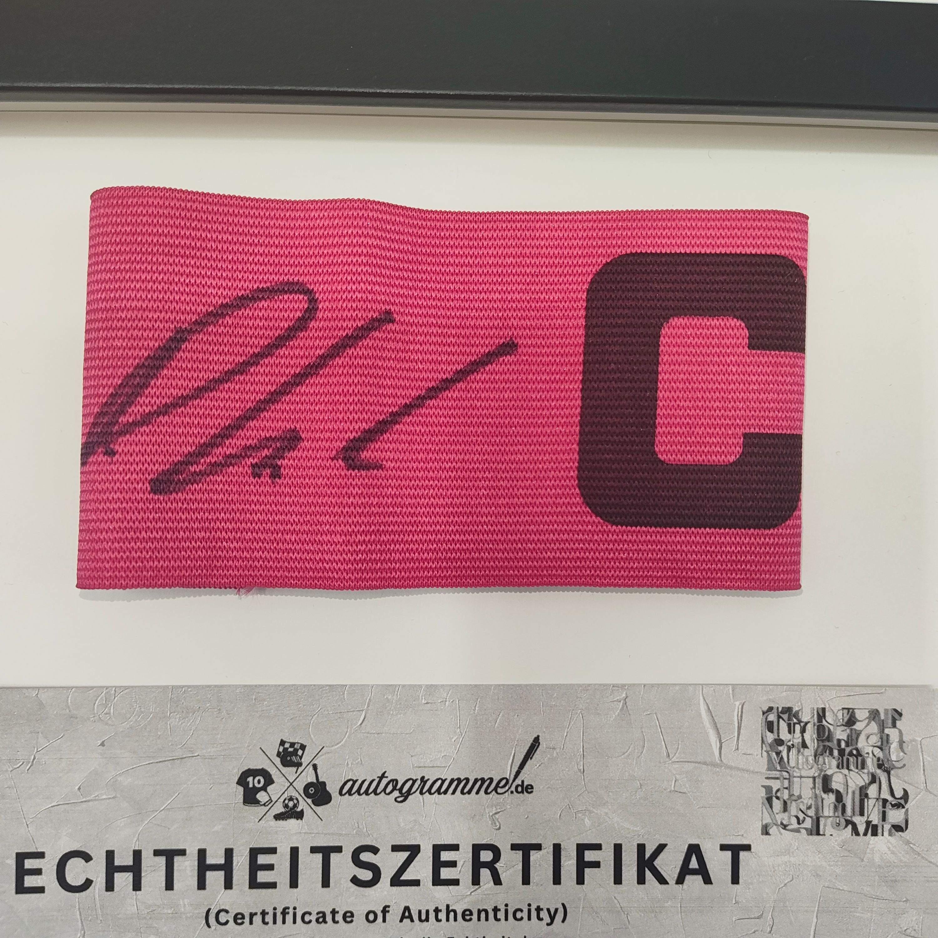 Kapitänsbinde Deniz Undav signiert im Rahmen VFB Stuttgart Fußball Autogramm