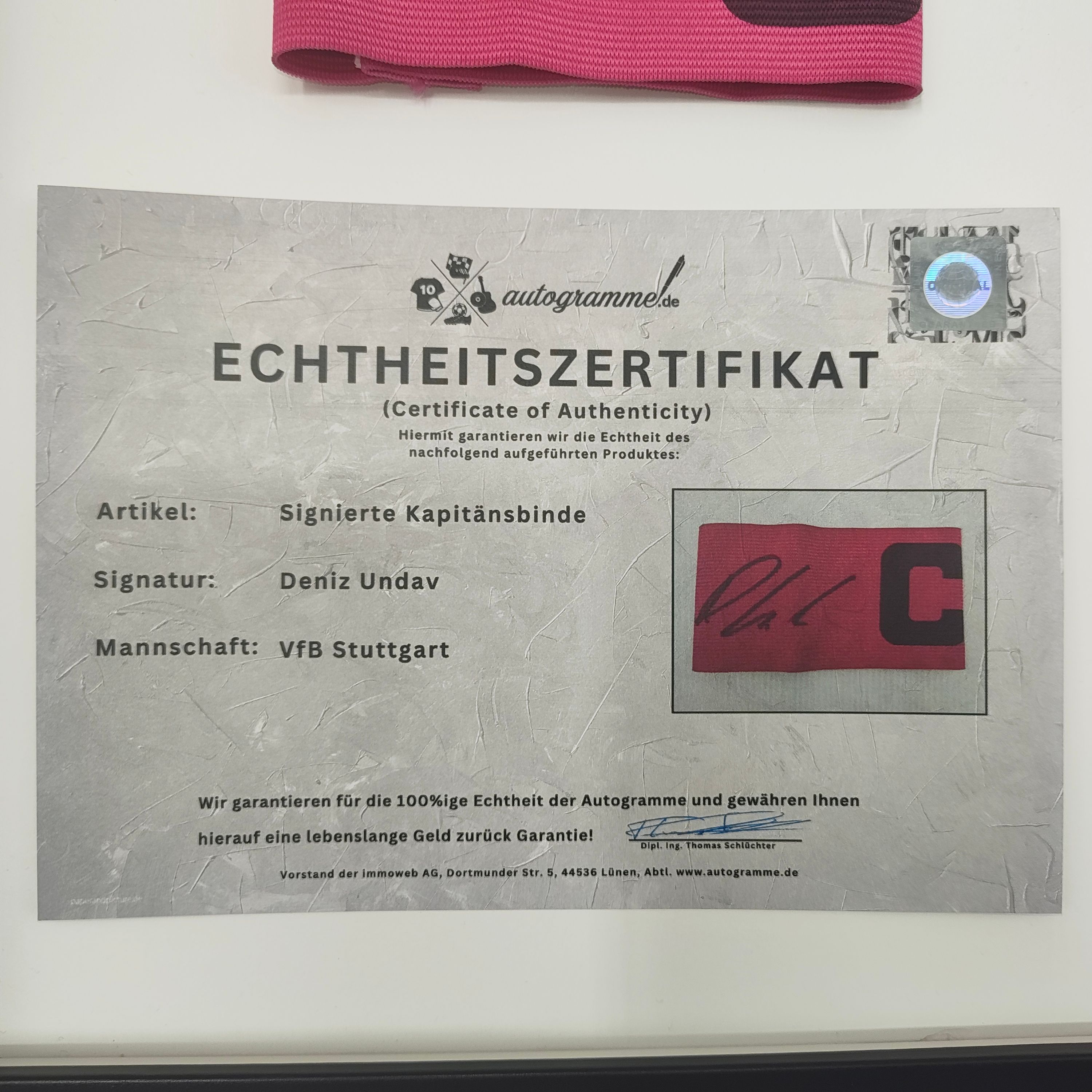 Kapitänsbinde Deniz Undav signiert im Rahmen VFB Stuttgart Fußball Autogramm