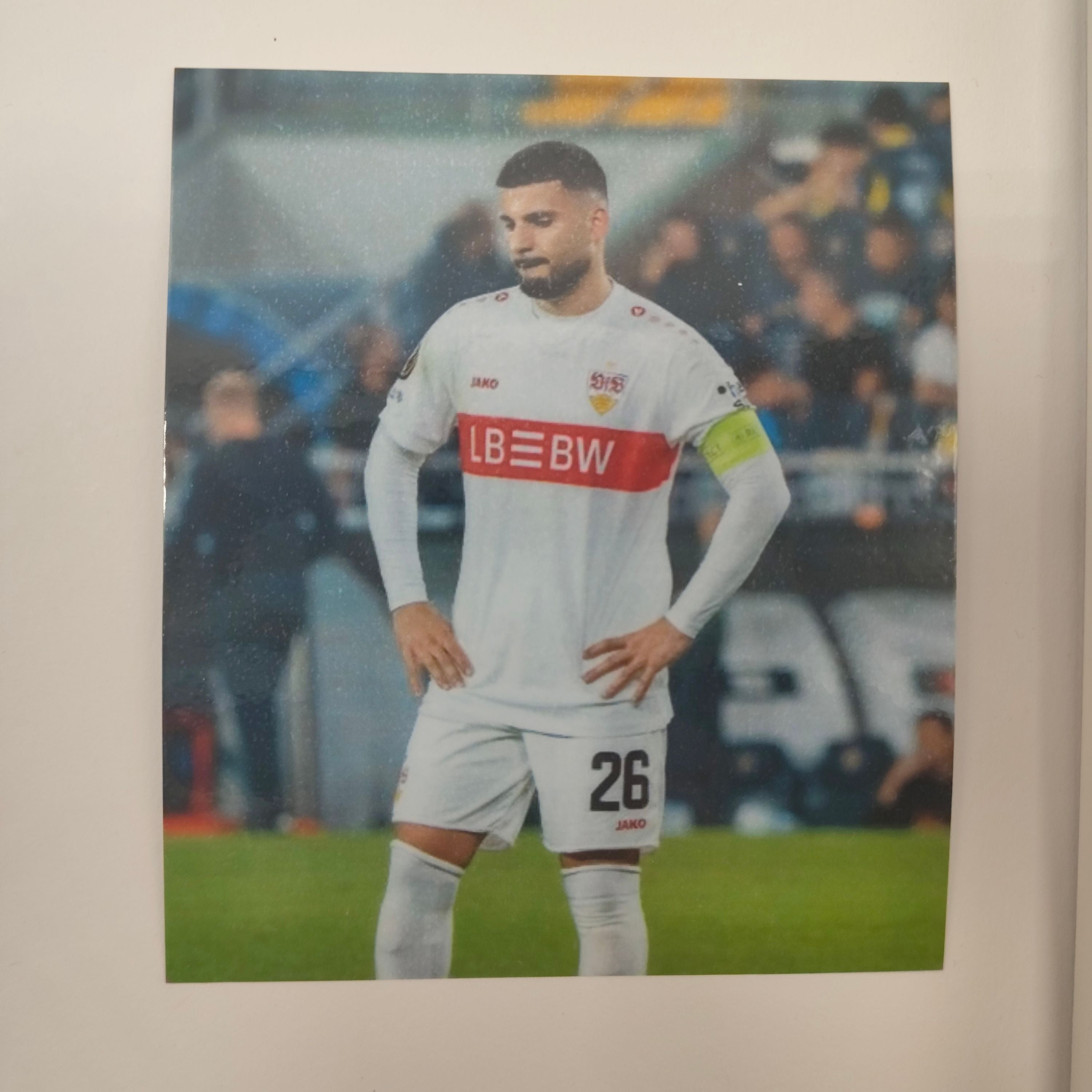 Kapitänsbinde Deniz Undav signiert im Rahmen VFB Stuttgart Fußball Autogramm