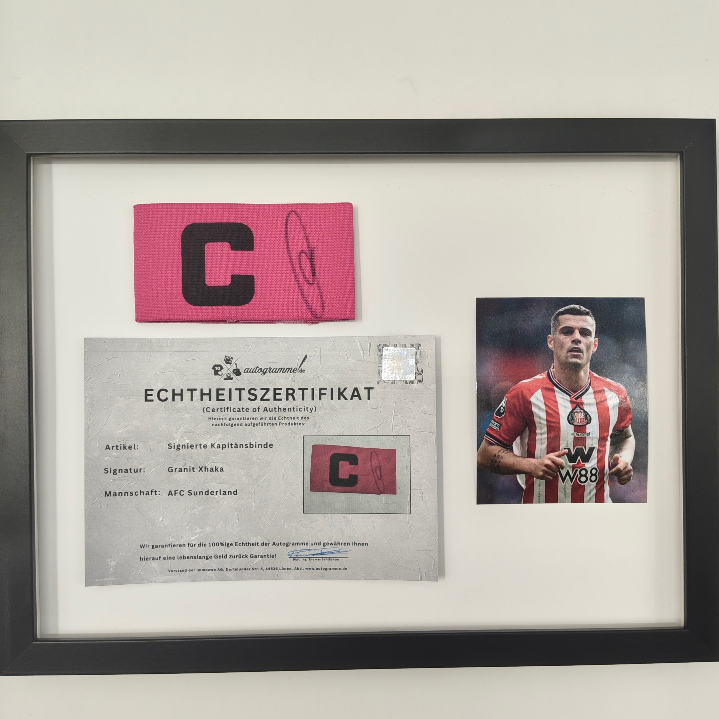 Kapitänsbinde Granit Xhaka signiert im Rahmen AFC Sunderland Fußball Autogramm