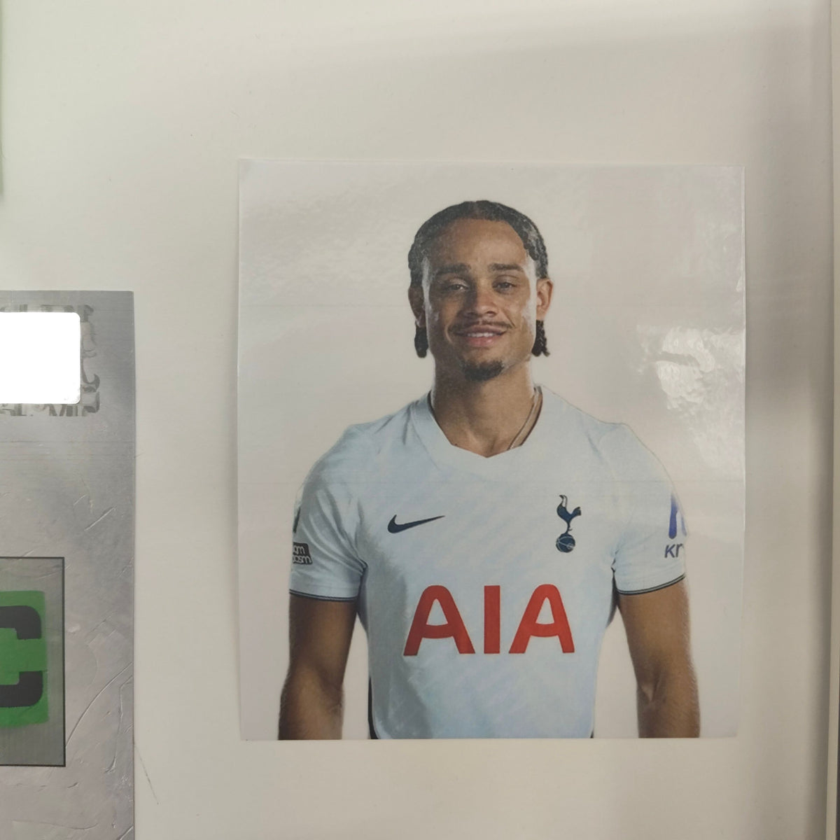 Kapitänsbinde Xavi Simons signiert im Rahmen Tottenham Hotspur