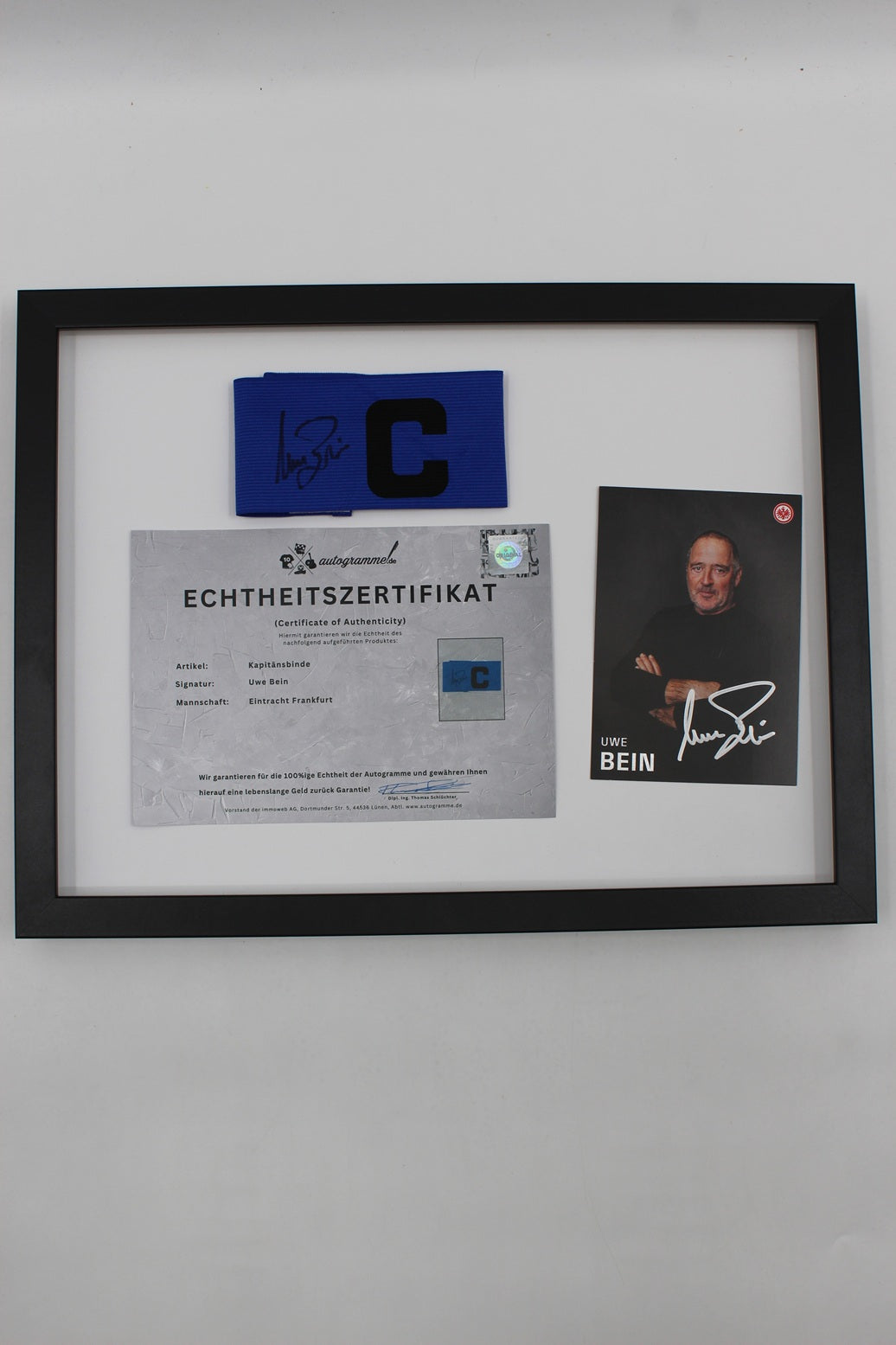 Kapitänsbinde Uwe Bein signiert im Rahmen Autogramm Eintracht Frankfurt COA