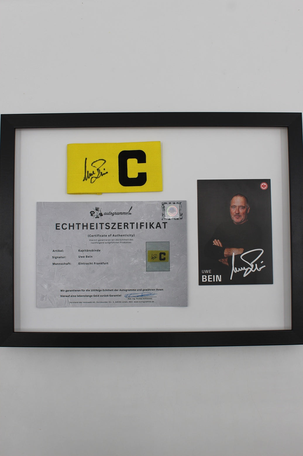 Kapitänsbinde Eintracht Frankfurt Uwe Bein signiert im Rahmen Autogramm COA