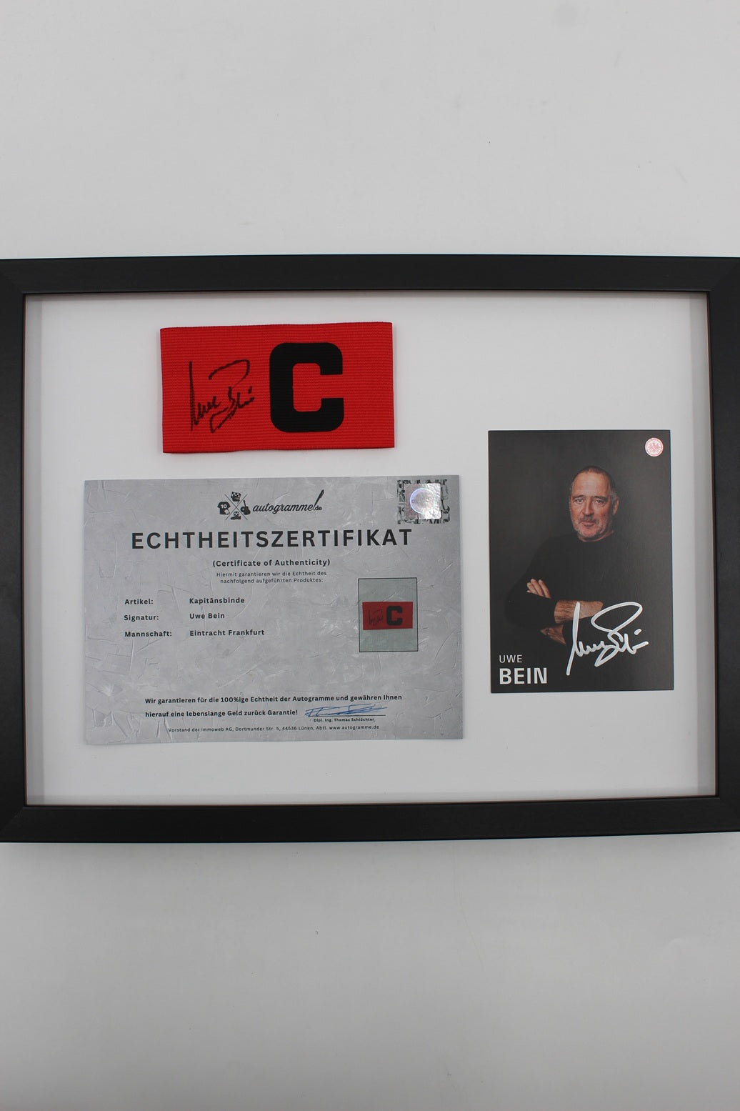 Kapitänsbinde Uwe Bein signiert im Rahmen COA Autogramm Eintracht Frankfurt