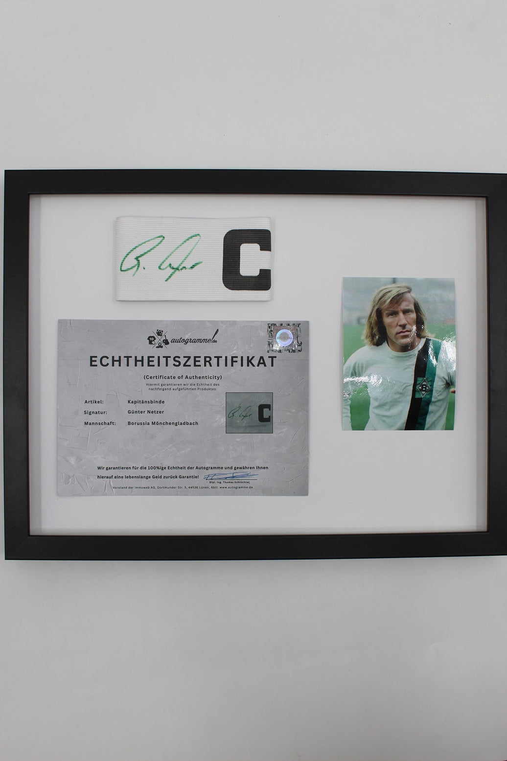 Kapitänsbinde Günter Netzer signiert im Rahmen Borussia Mönchengladbach COA