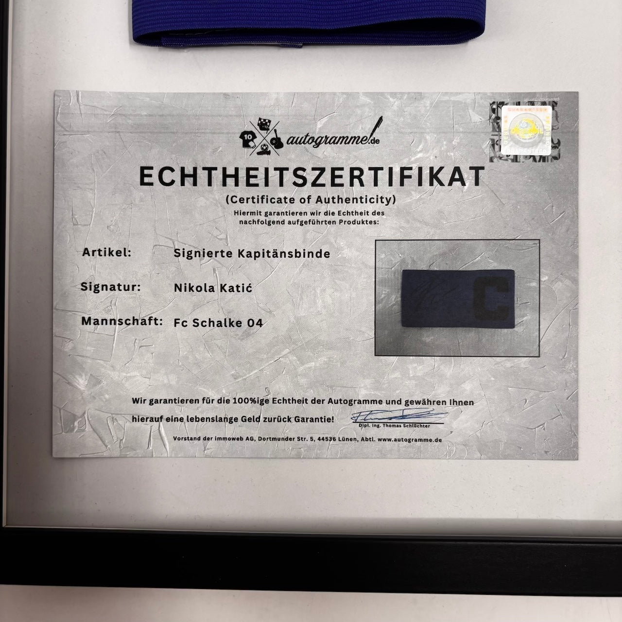 Kapitänsbinde Nikola Katic signiert im Rahmen Schalke 04 COA
