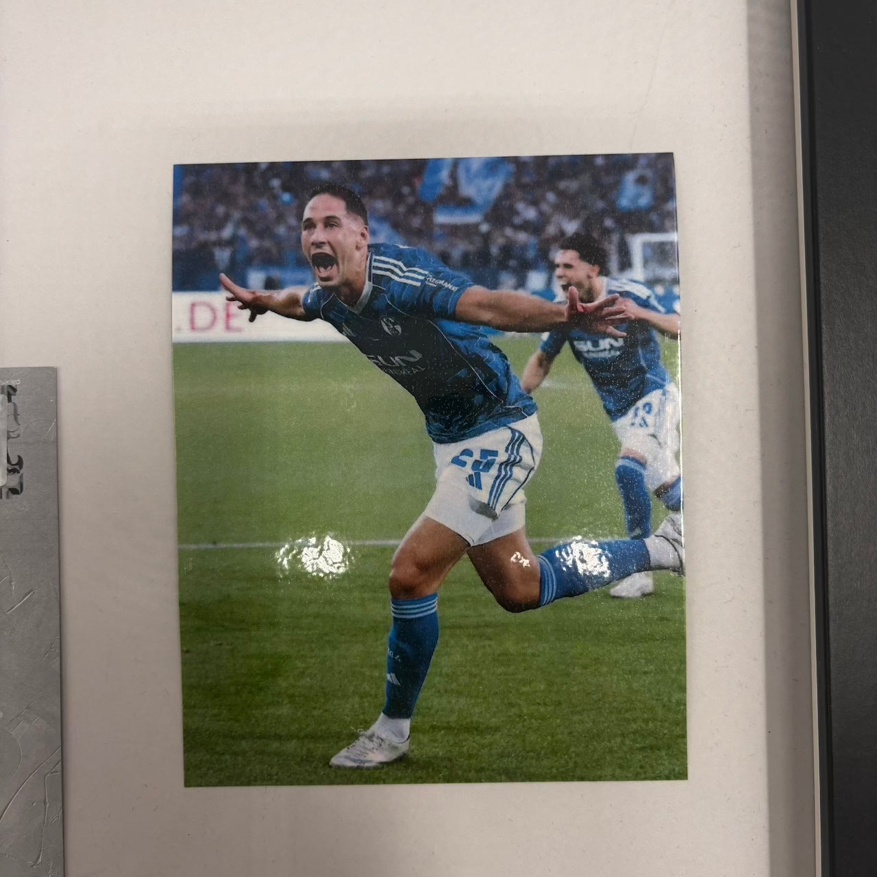 Kapitänsbinde Nikola Katic signiert im Rahmen Schalke 04 COA