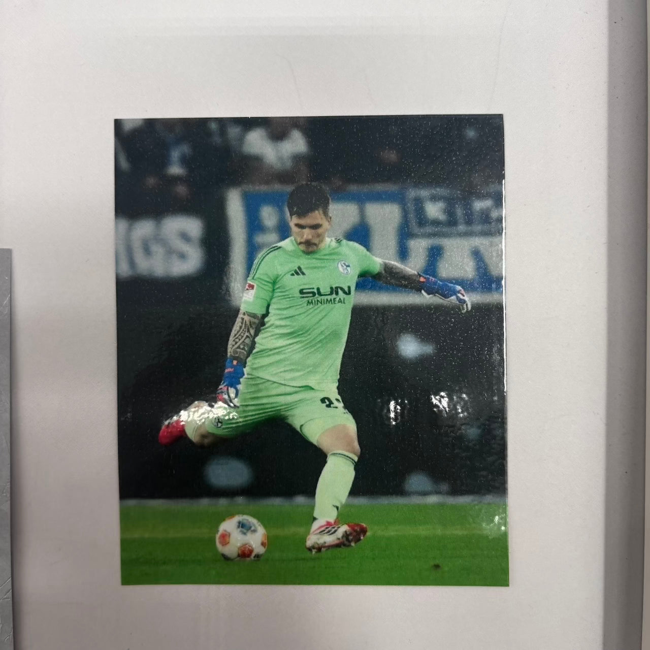 Kapitänsbinde Kevin Müller signiert im Rahmen Schalke 04 COA blau