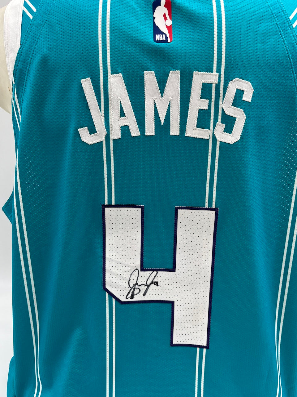 Matchworn Charlotte Hornets Trikot getragen + signiert von Sion James 23.12.2025