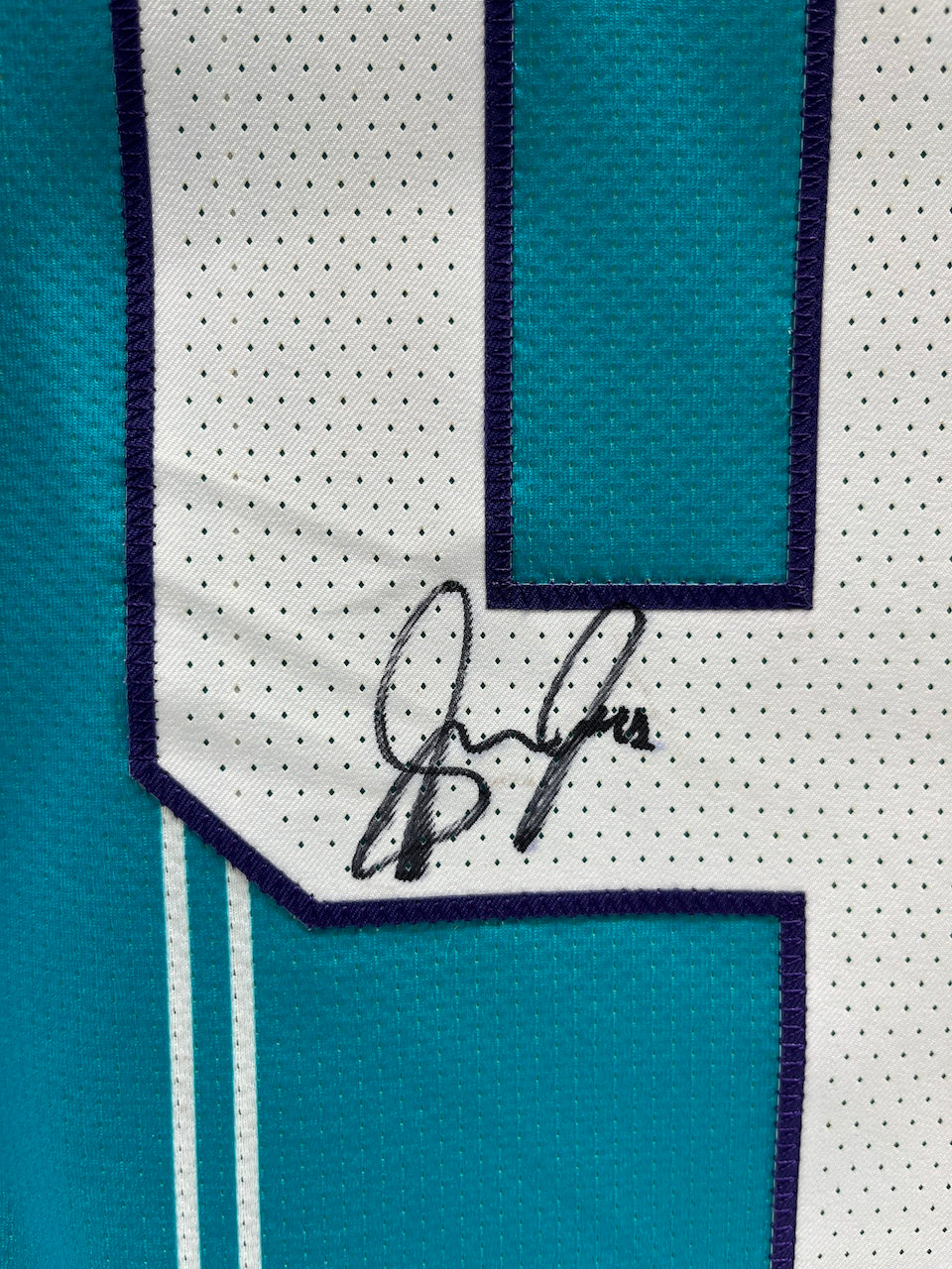 Matchworn Charlotte Hornets Trikot getragen + signiert von Sion James 23.12.2025