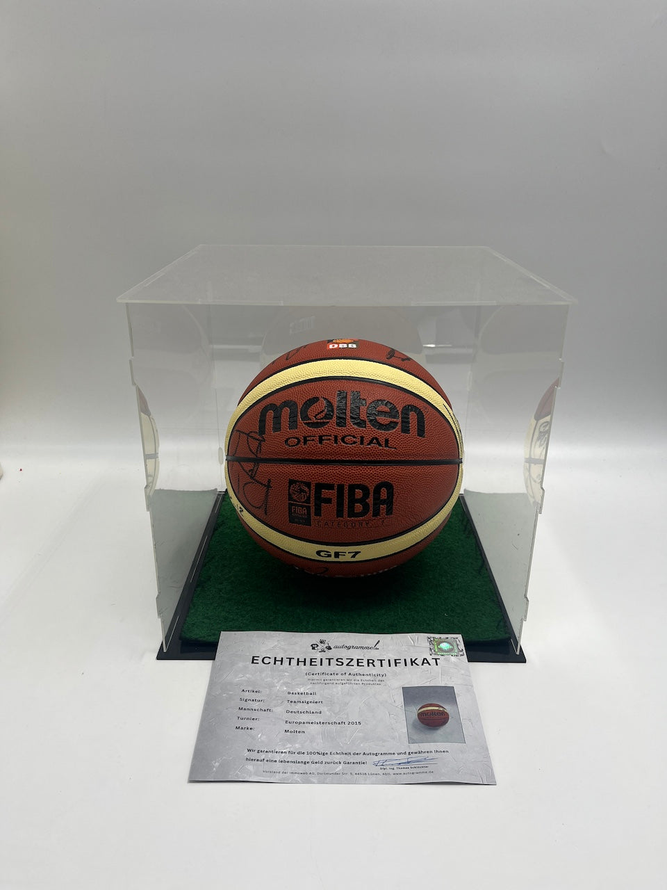 Basketball Teamsigniert EM 2015 in Vitrine Nowitzki Schröder Autogramm Molten