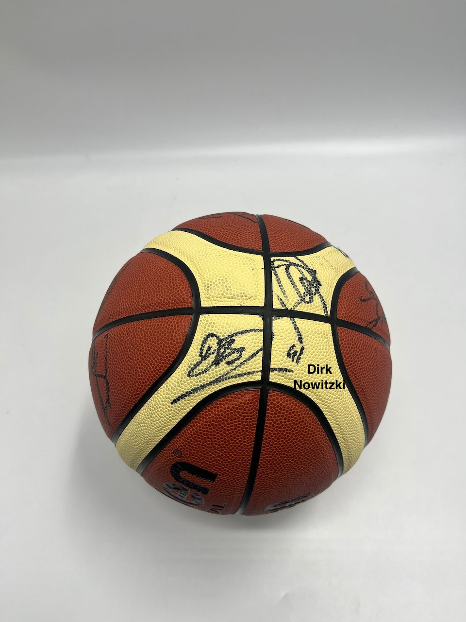 Basketball Teamsigniert EM 2015 in Vitrine Nowitzki Schröder Autogramm Molten