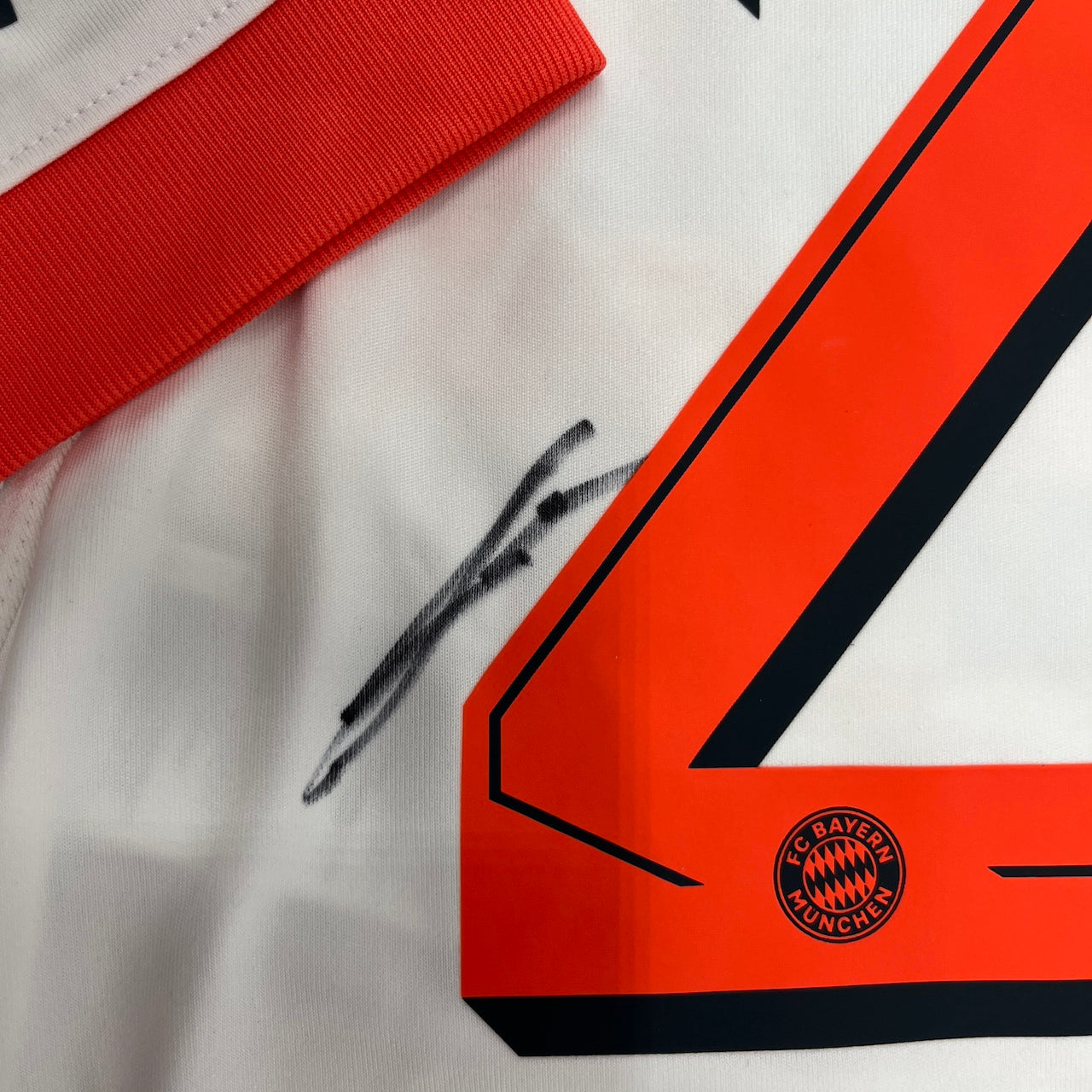 Bayern München Trikot Konrad Laimer signiert im Rahmen COA Adidas 140