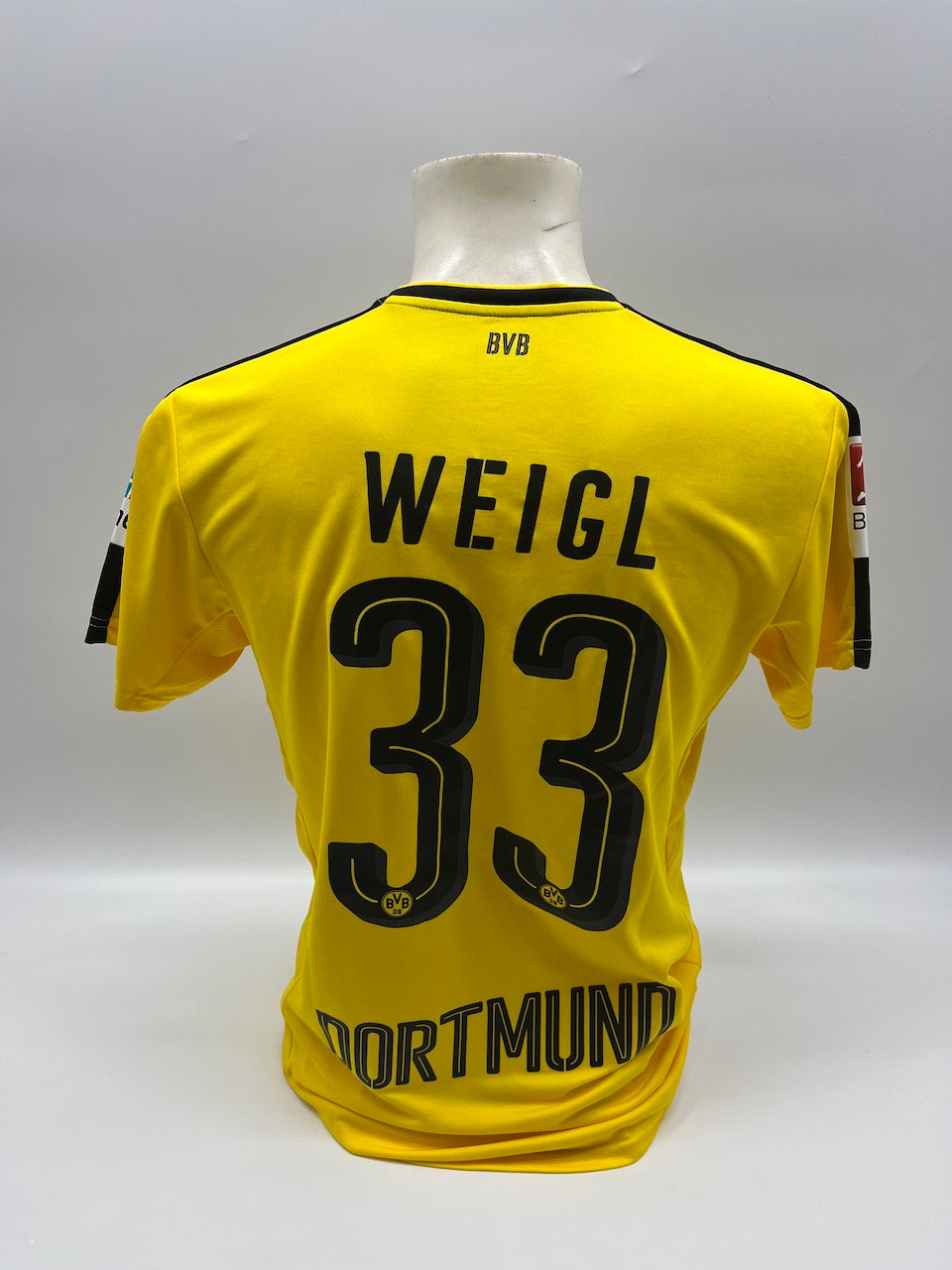 Match-worn Dortmund jersey set worn by Julian Weigl on October 29, 2016
