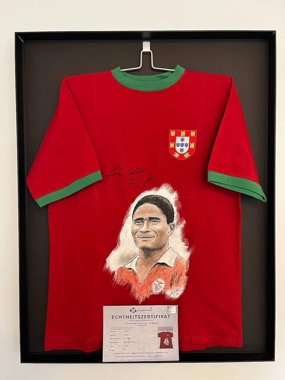 Portugal Repro Trikot Portrait Eusebio handgemalt und signiert COA