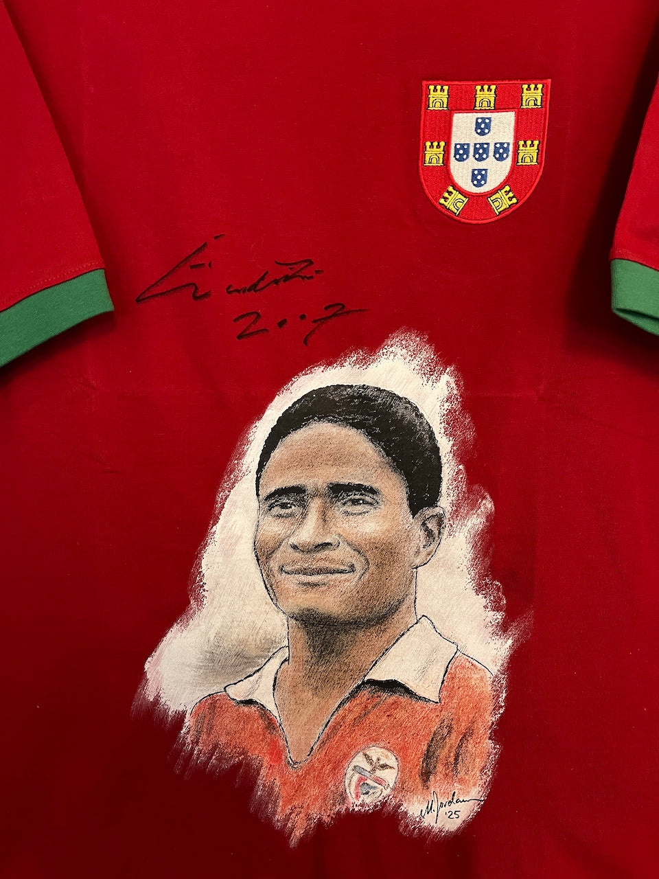 Portugal Repro Trikot Portrait Eusebio handgemalt und signiert COA