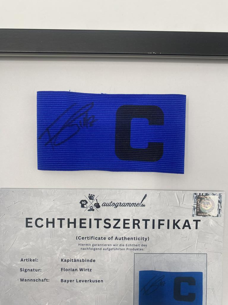 Kapitänsbinde Florian Wirtz signiert im Rahmen Bayer Leverkusen Autogramm