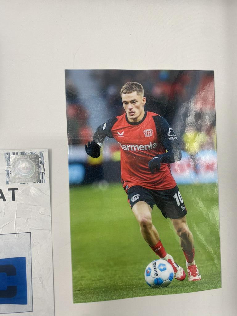 Kapitänsbinde Florian Wirtz signiert im Rahmen Bayer Leverkusen Autogramm