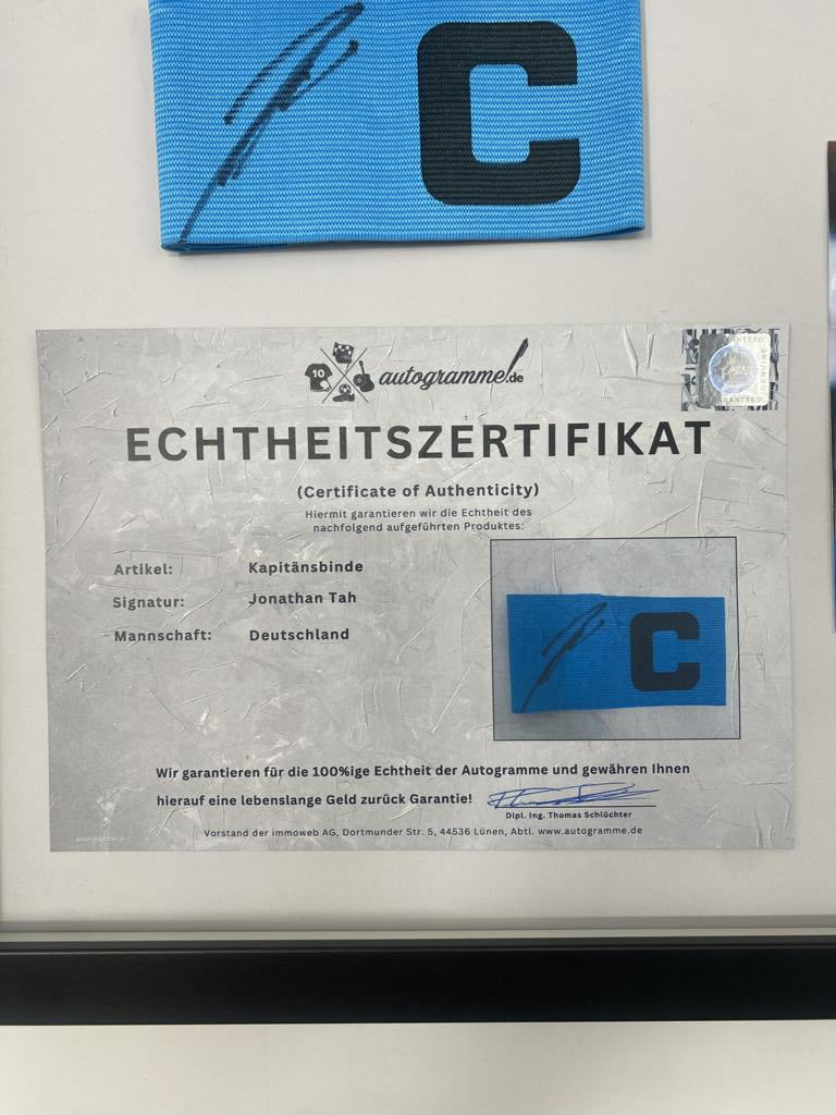 Kapitänsbinde Jonathan Tah signiert im Rahmen Deutschland Fußball Autogramm