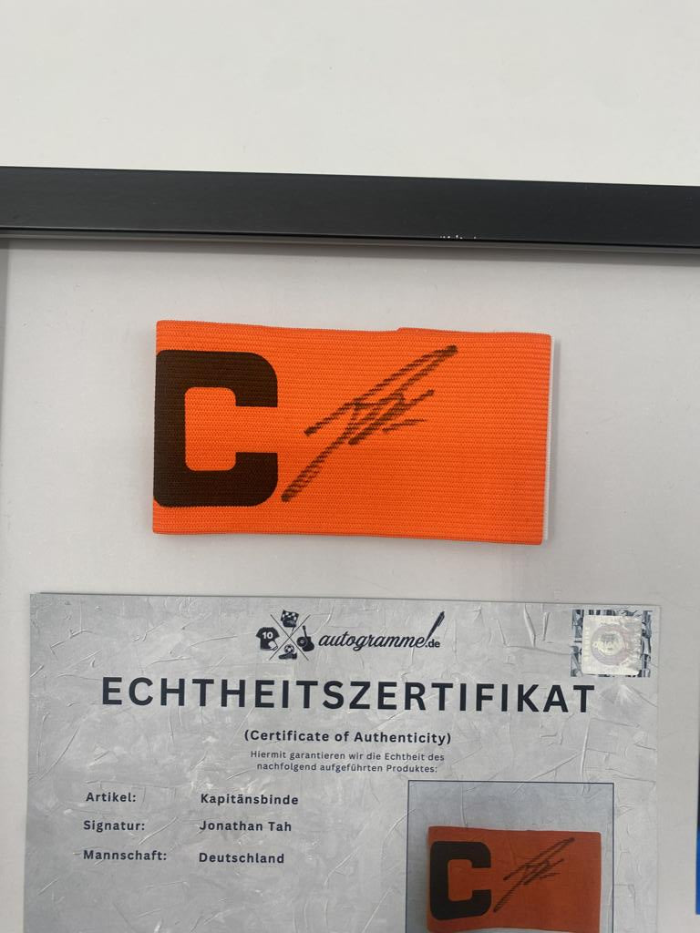 Kapitänsbinde Jonathan Tah signiert im Rahmen Deutschland Fußball Autogramm