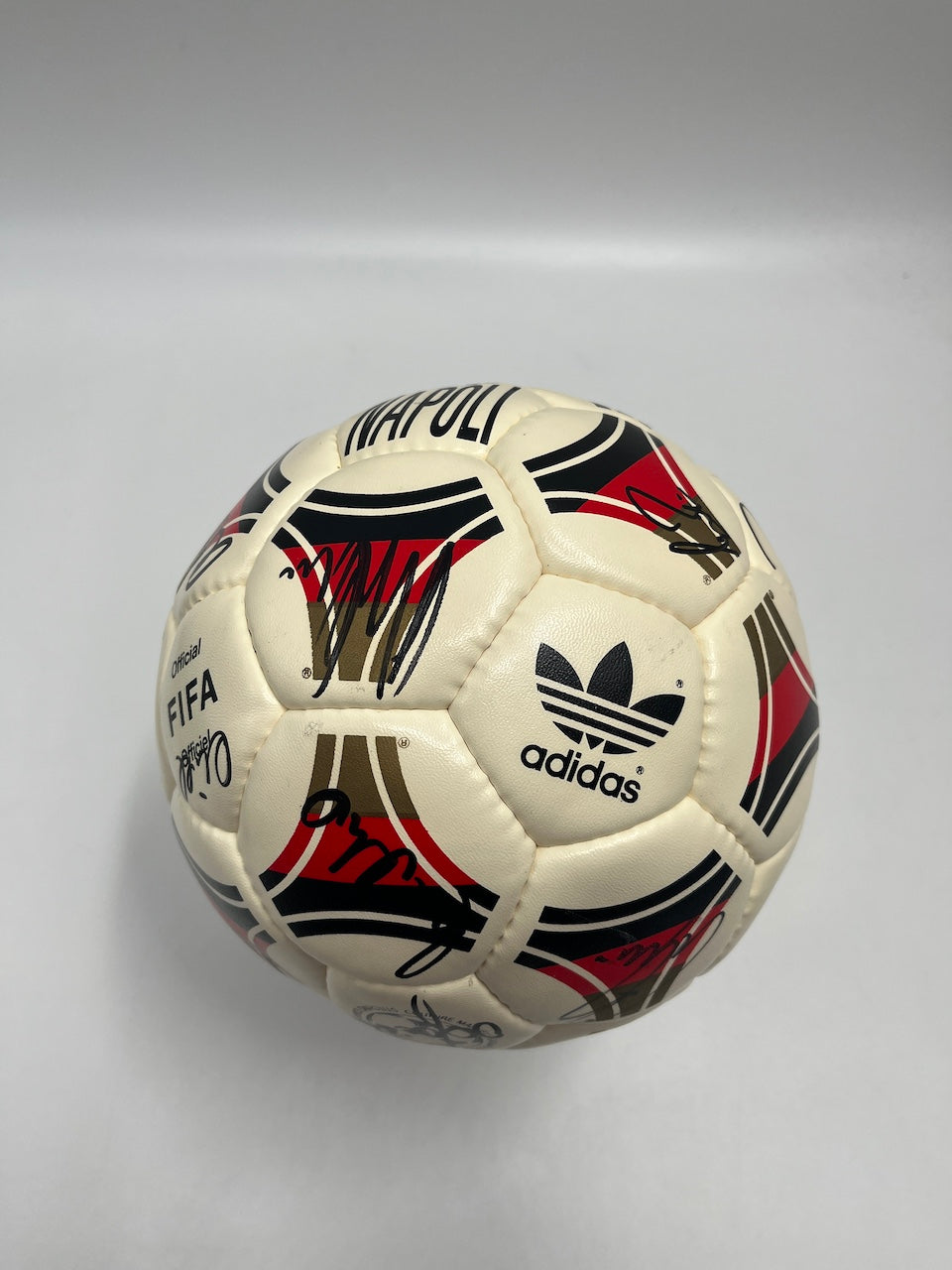 Fußball Teamsigniert WM 1990 in Vitrine DFB Unterschrift Autogramm Adidas Ball