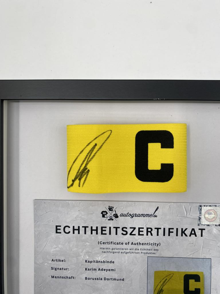 Kapitänsbinde Karim Adeyemi signiert im Rahmen Borussia Dortmund Autogramm COA