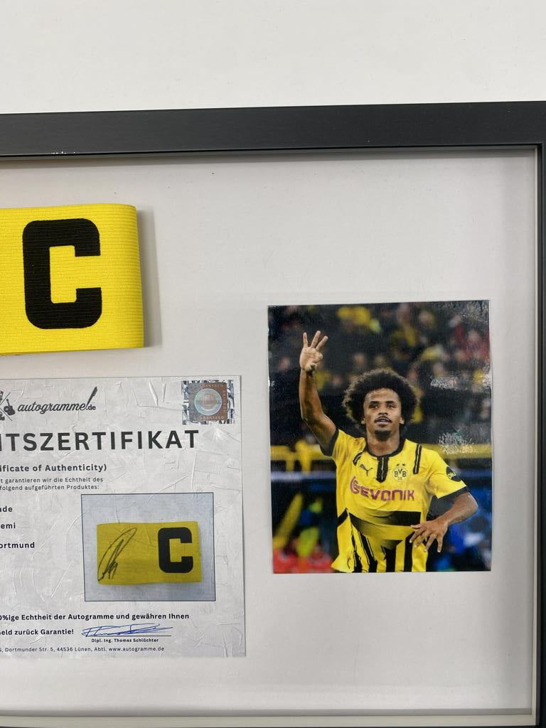 Kapitänsbinde Karim Adeyemi signiert im Rahmen Borussia Dortmund Autogramm COA