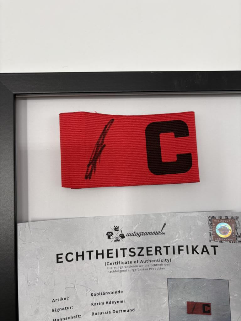 Kapitänsbinde Karim Adeyemi signiert im Rahmen Borussia Dortmund Autogramm COA